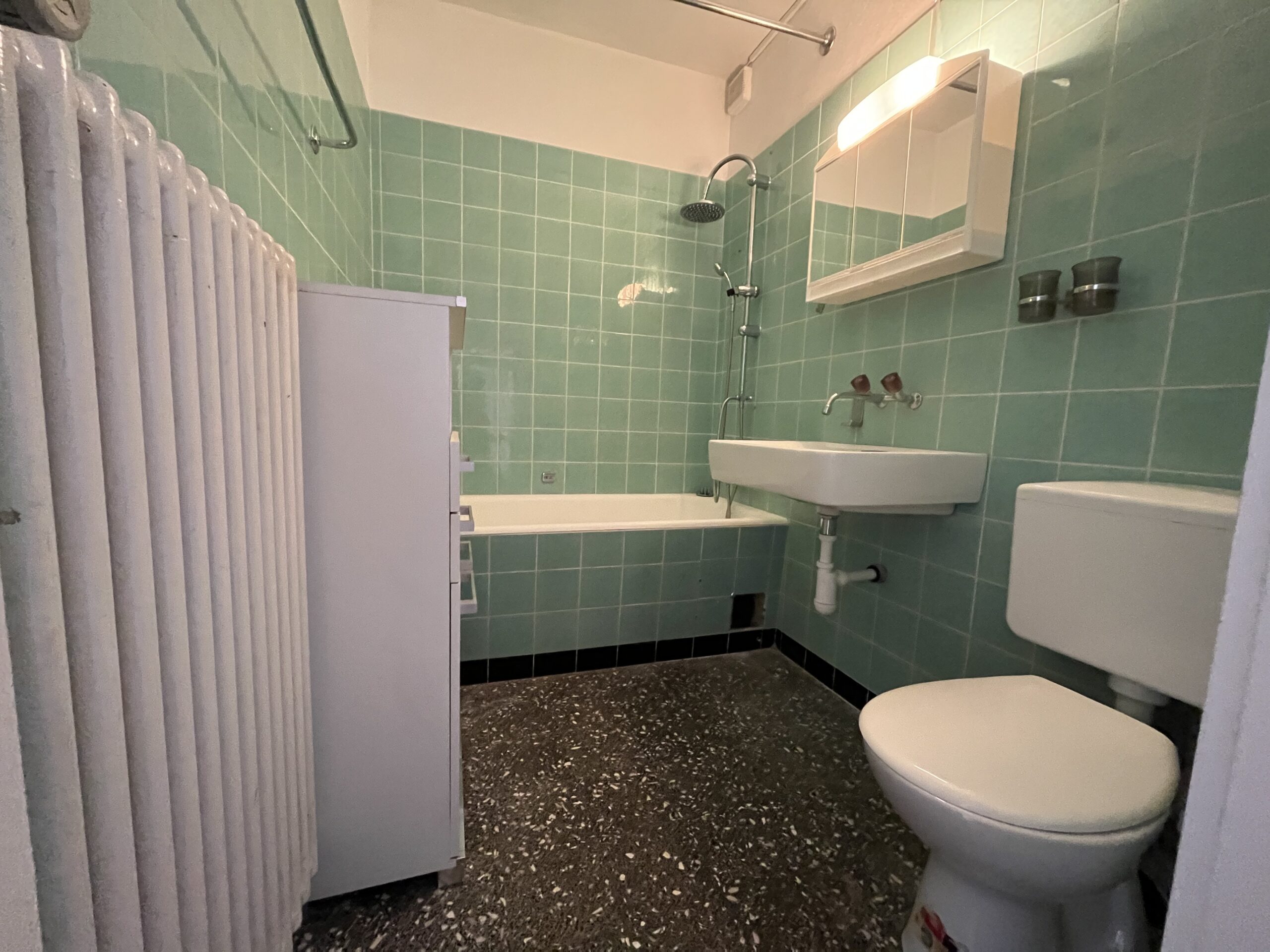Kleines Bad mit mintgrünen Fliesen