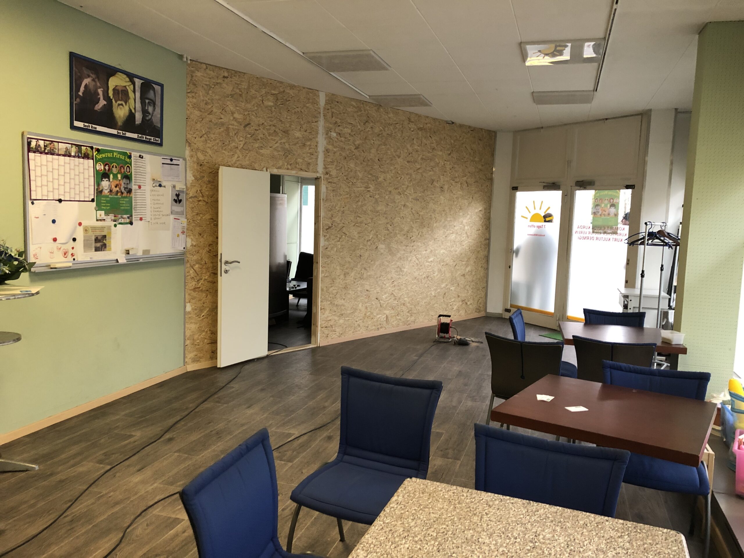 Gemeinschaftsraum mit Tischen und Stühlen