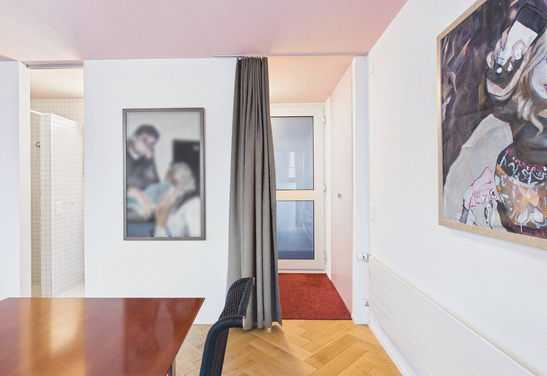 Heller Flur mit Zugang zu Bad und Wohnbereich