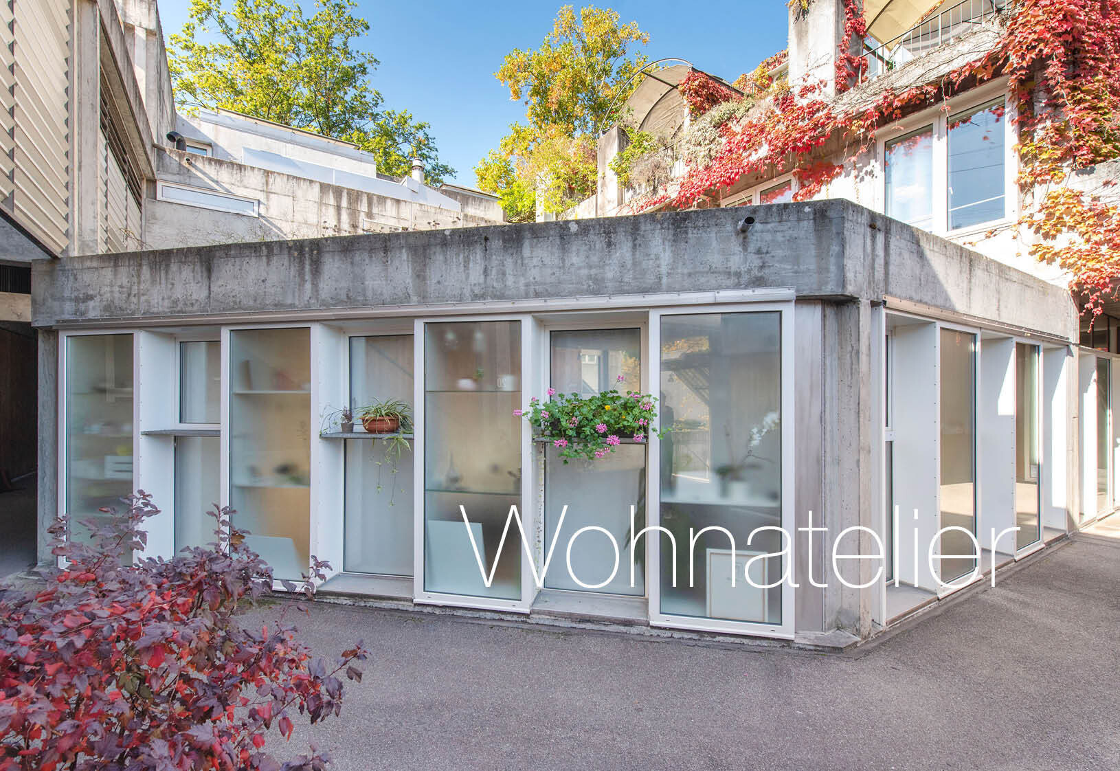 Modernes Gebäude mit begrünten Terrassen und großen Glasfronten