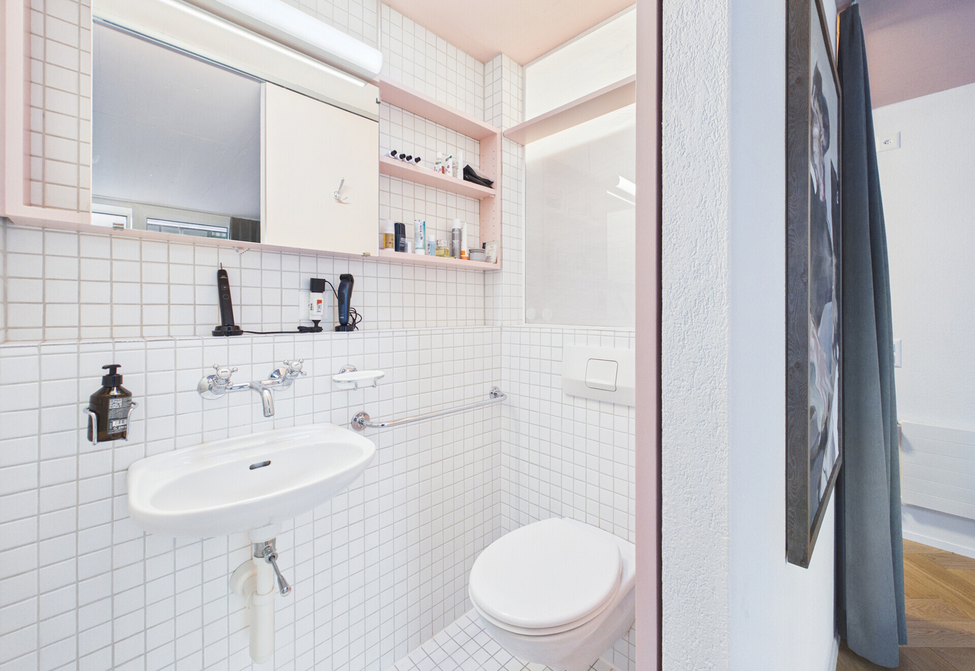 Kleines, helles Gäste-WC mit weißem Fliesenspiegel und rosa Akzenten