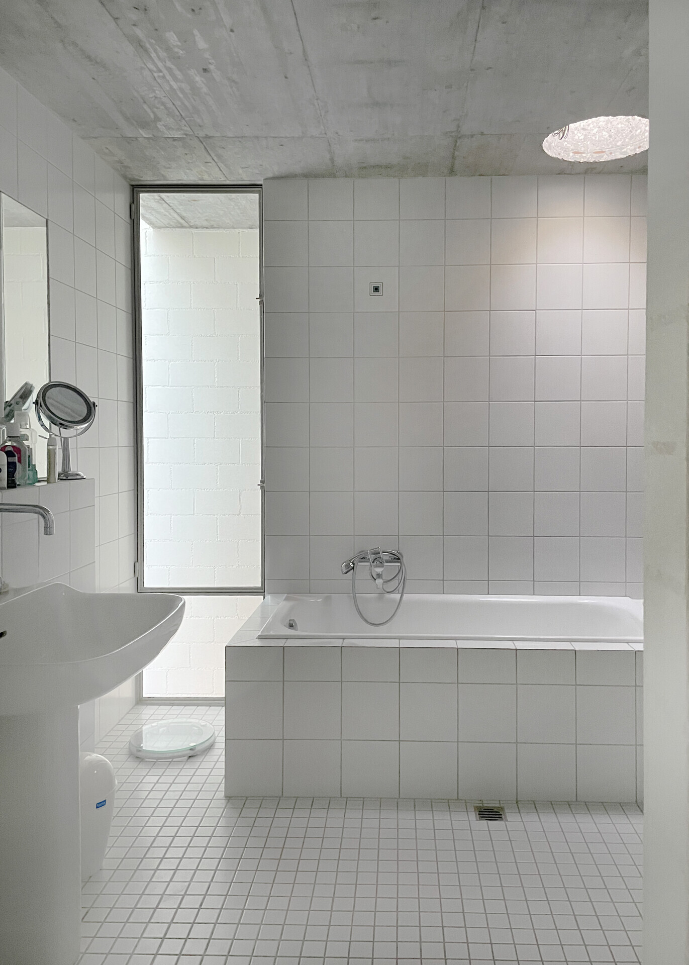 Modernes Badezimmer in Weiß