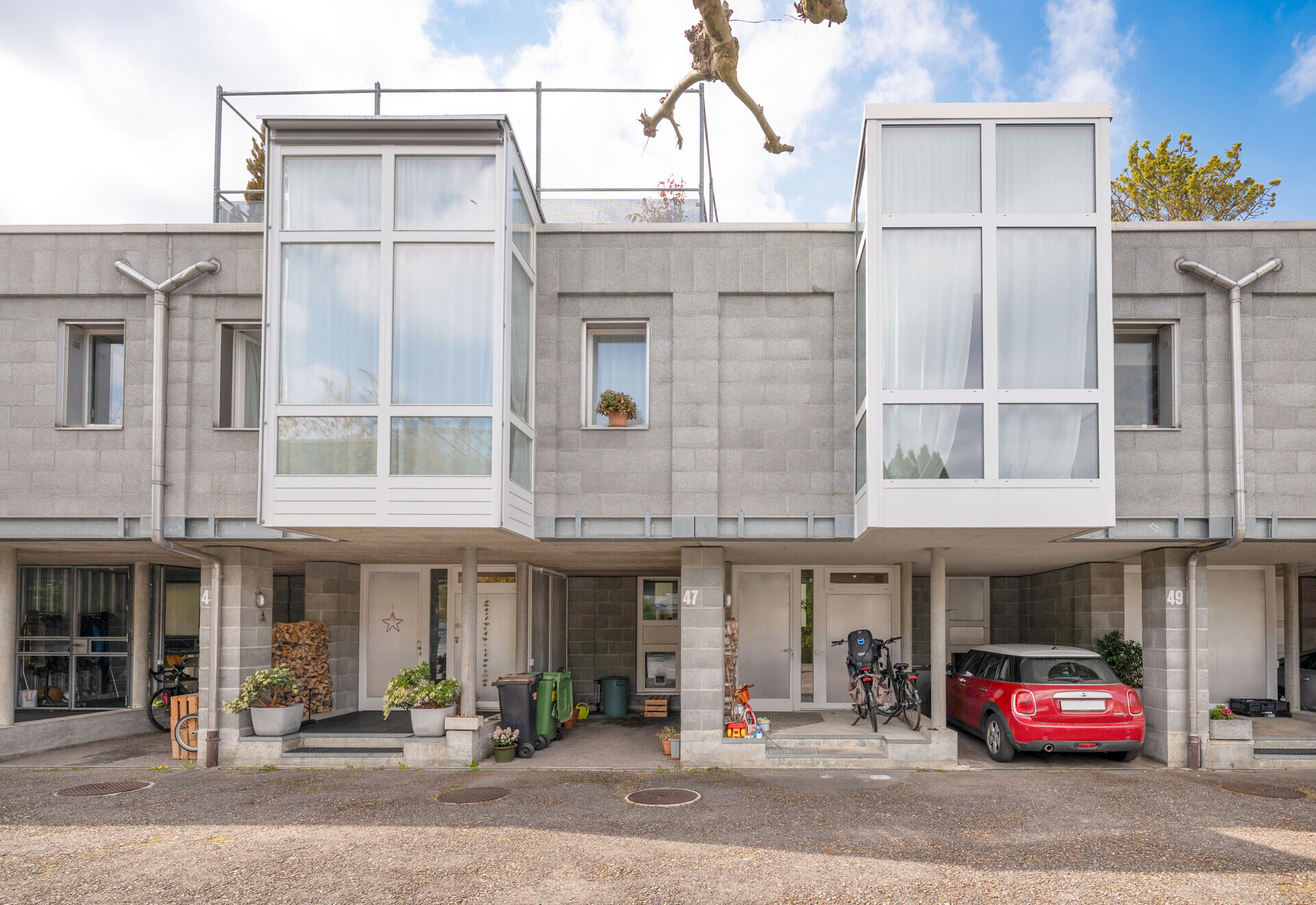 Moderne Reihenhausfassade mit auskragenden Glasbausäulen
