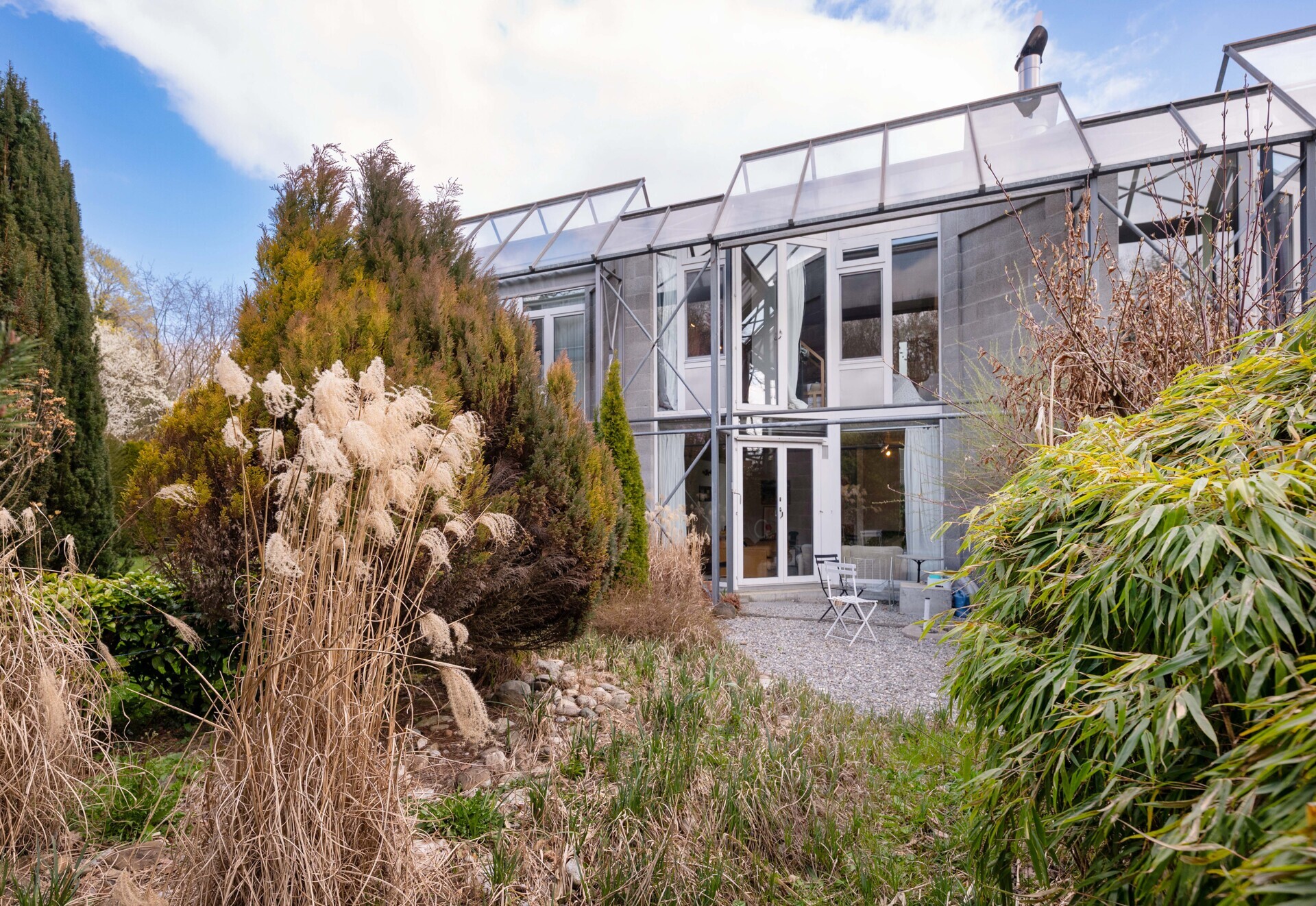 Modernes Haus mit großem Garten