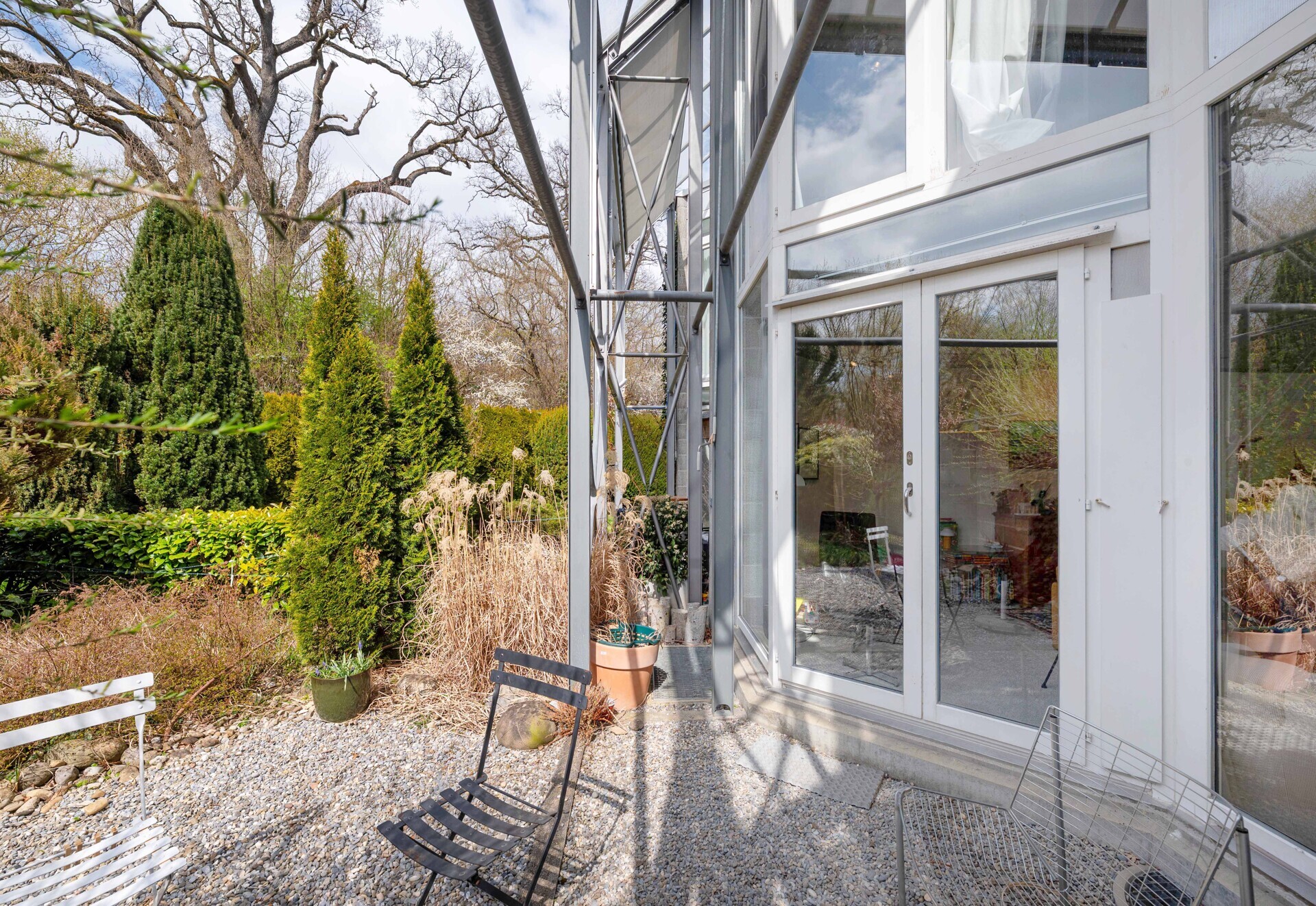 Terrasse am modernen Glasbau mit Gartenblick