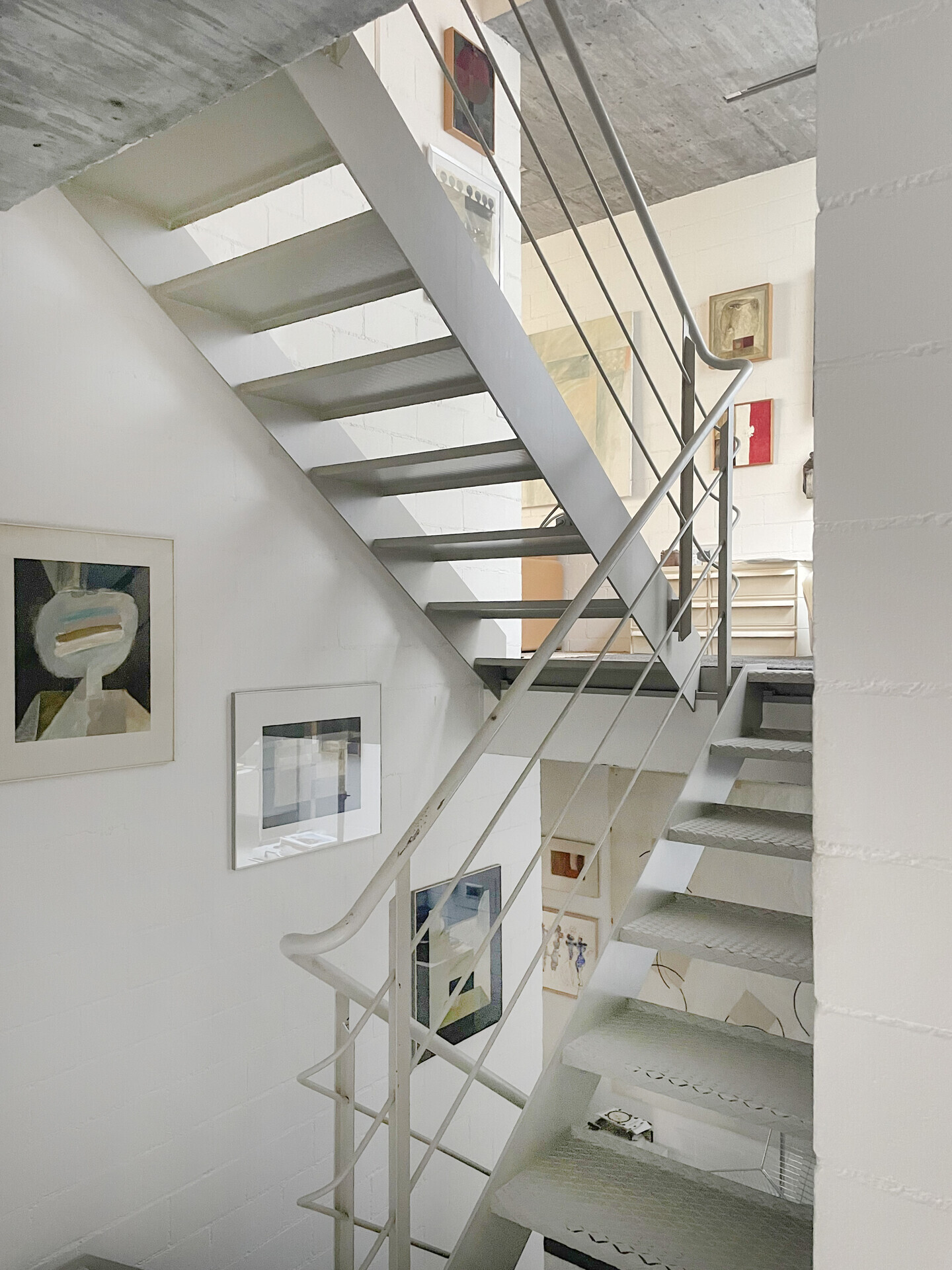 Treppenhaus mit Kunstwerken