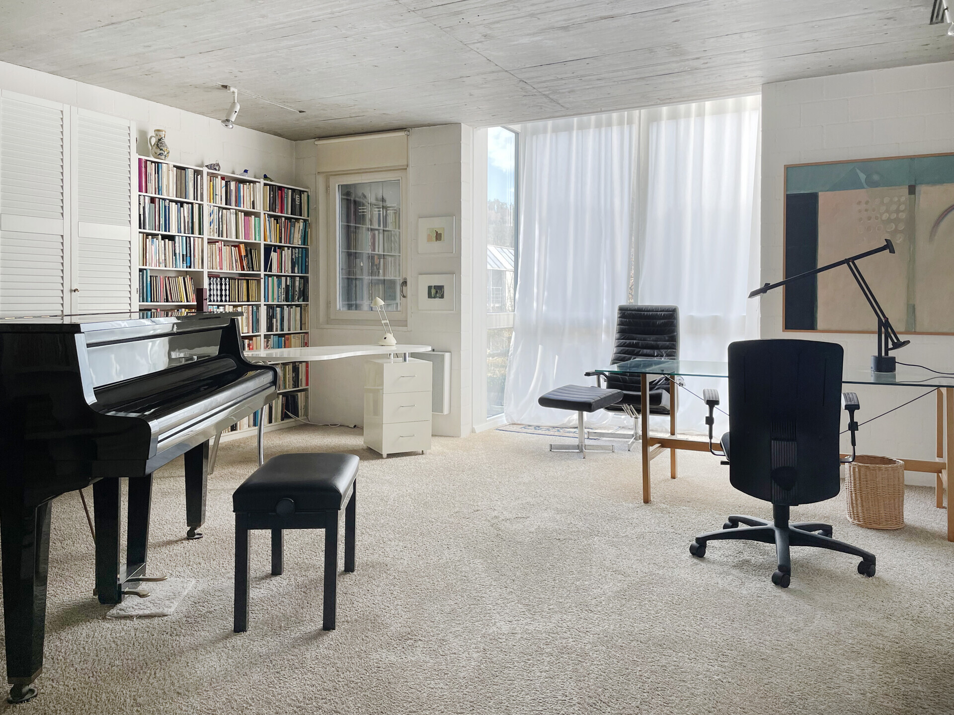 Helles Arbeitszimmer mit Klavier und Bücherregalen