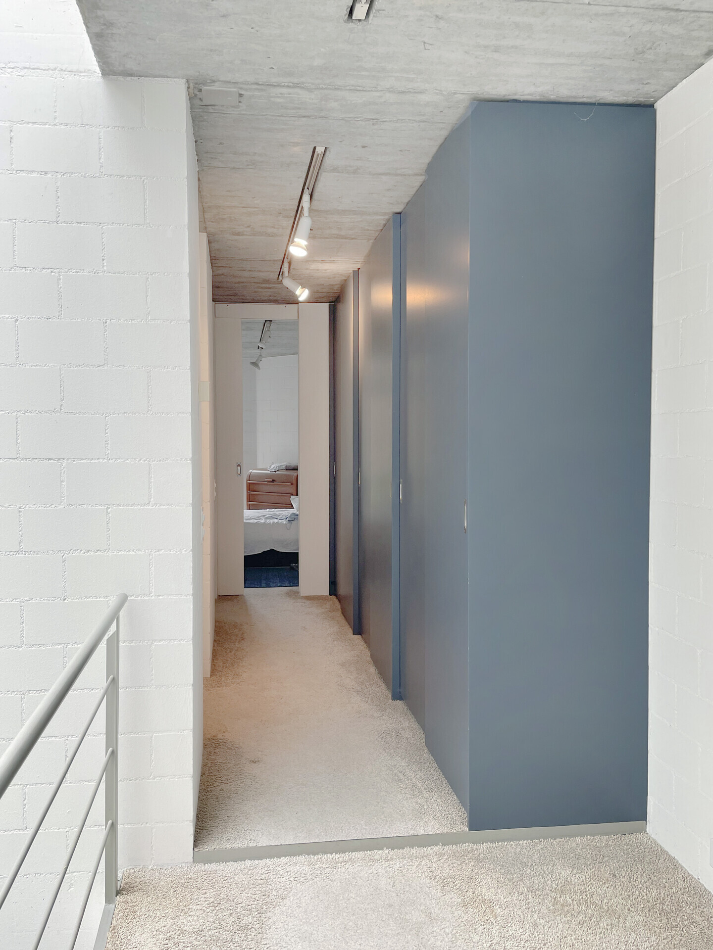 Industrieflur mit Treppe und Einbauschrank