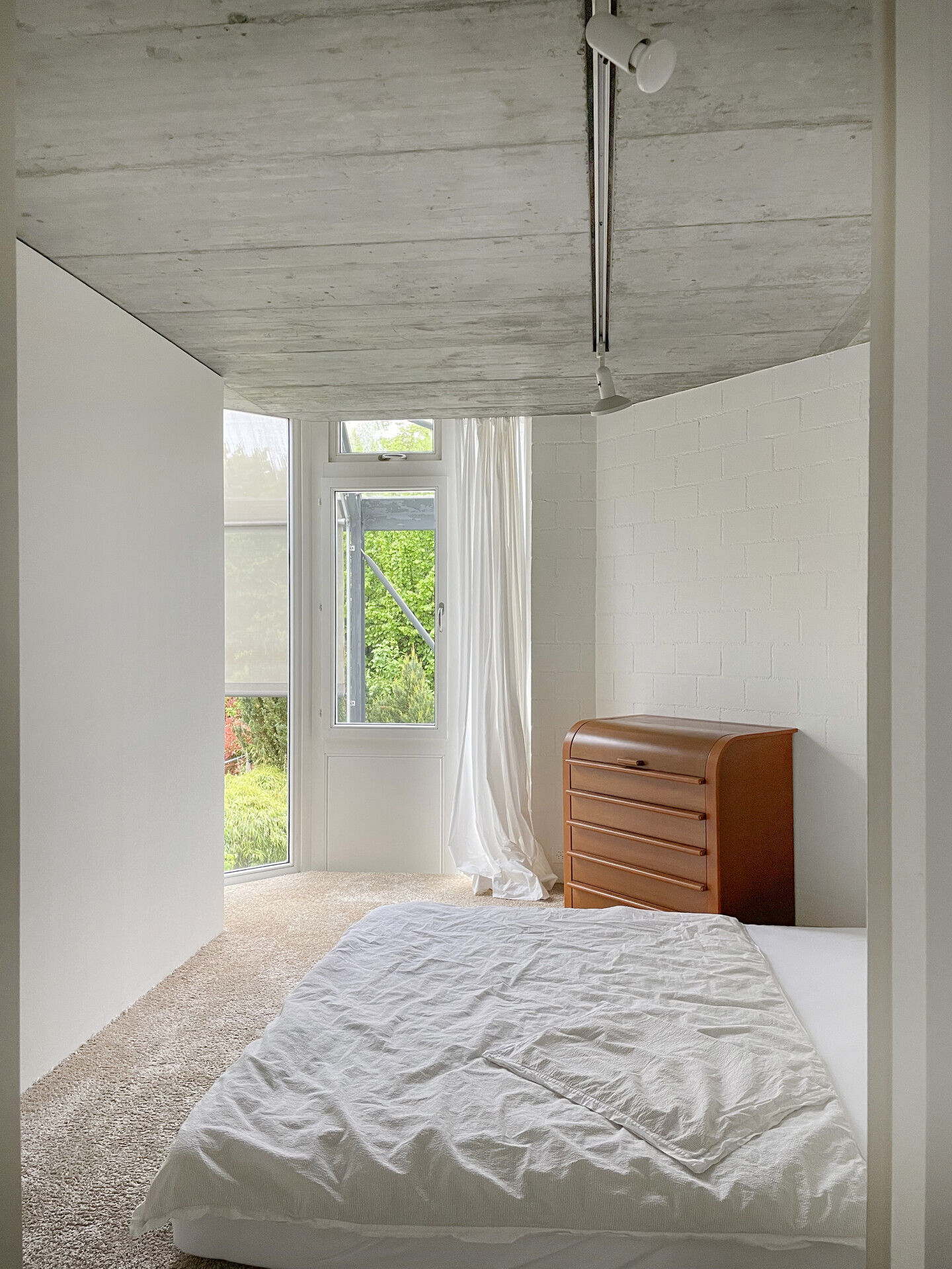 Schlafzimmer mit minimalistischem Innenausbau