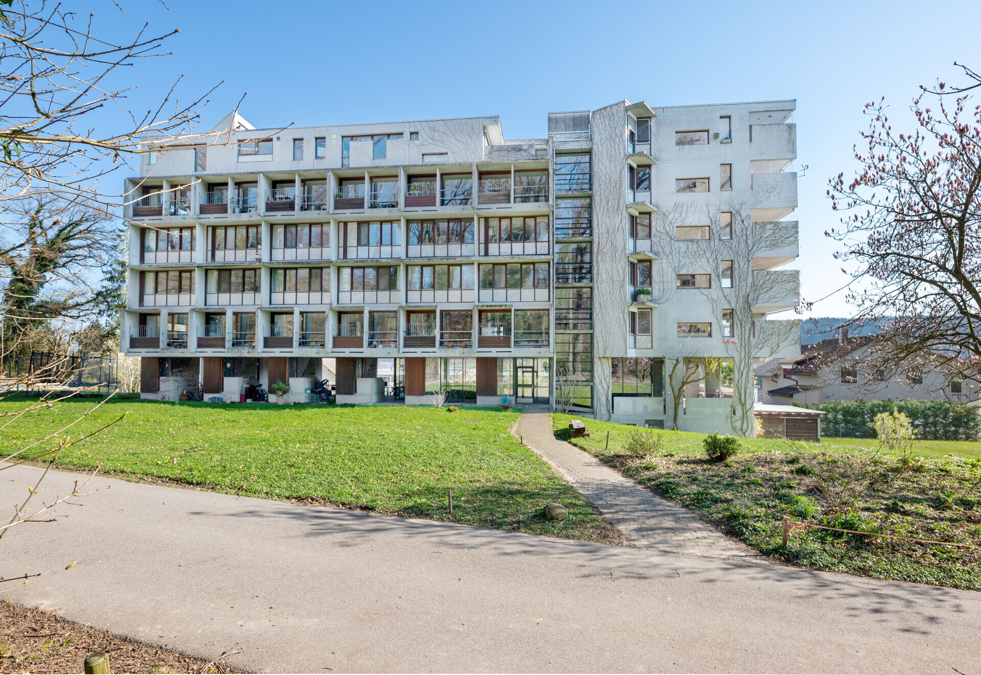Modernes Mehrfamilienhaus mit großzügigen Balkonen
