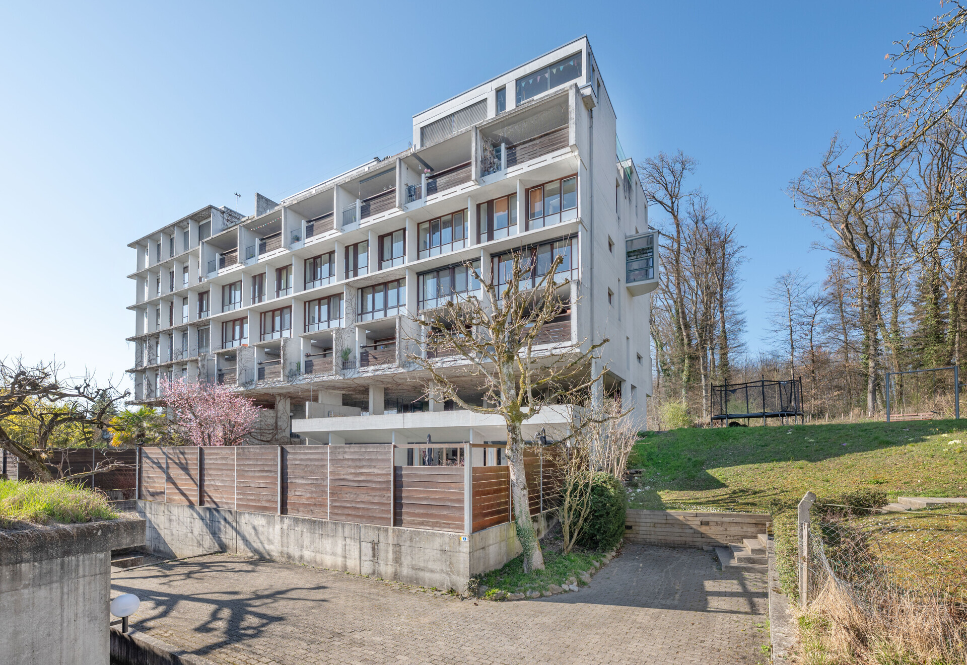 Modernes Mehrfamilienhaus mit Terrassen und Grünanlage