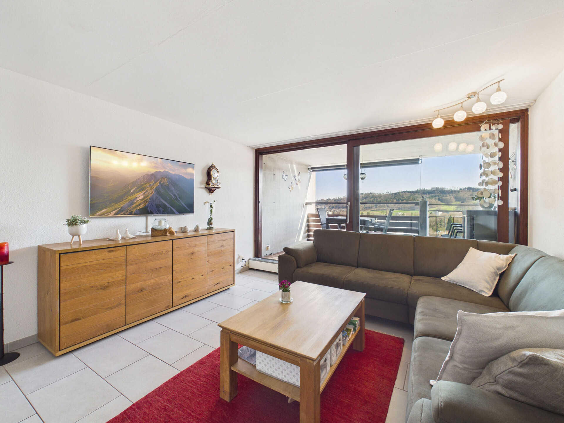 Helles Wohnzimmer mit Balkonblick