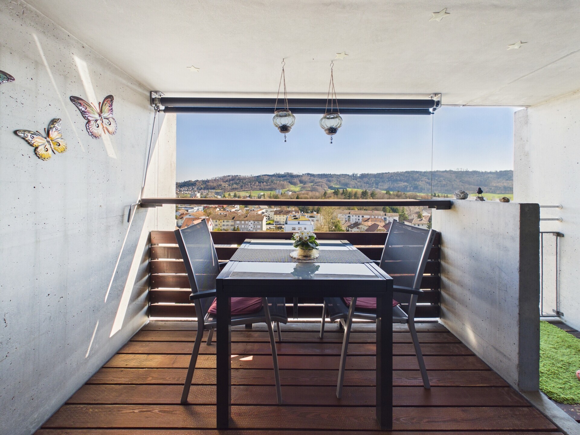 Überdachte Balkon-Loggia mit Sitzplatz und Weitblick