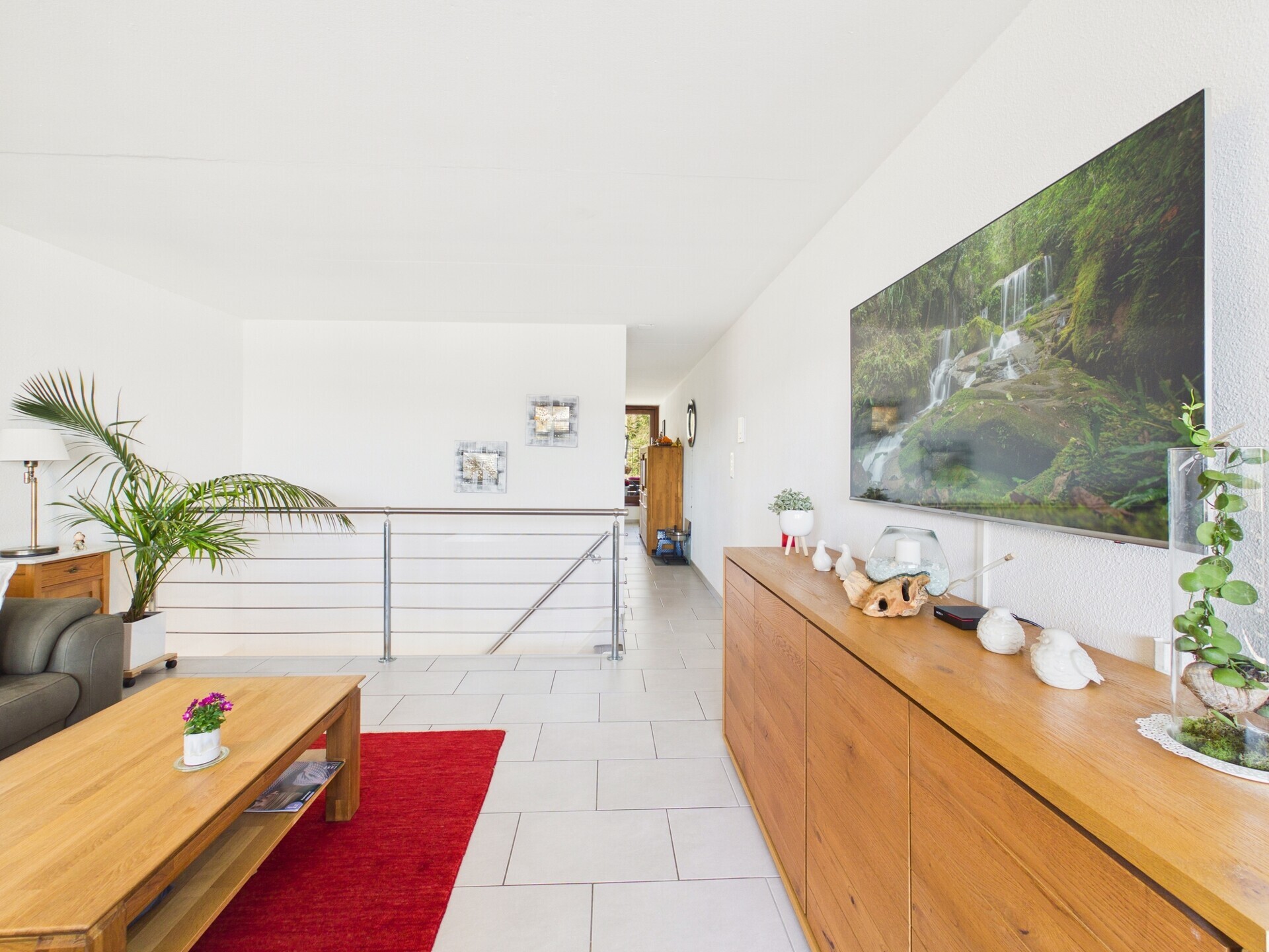 Heller Wohnbereich mit Galerie und Treppe