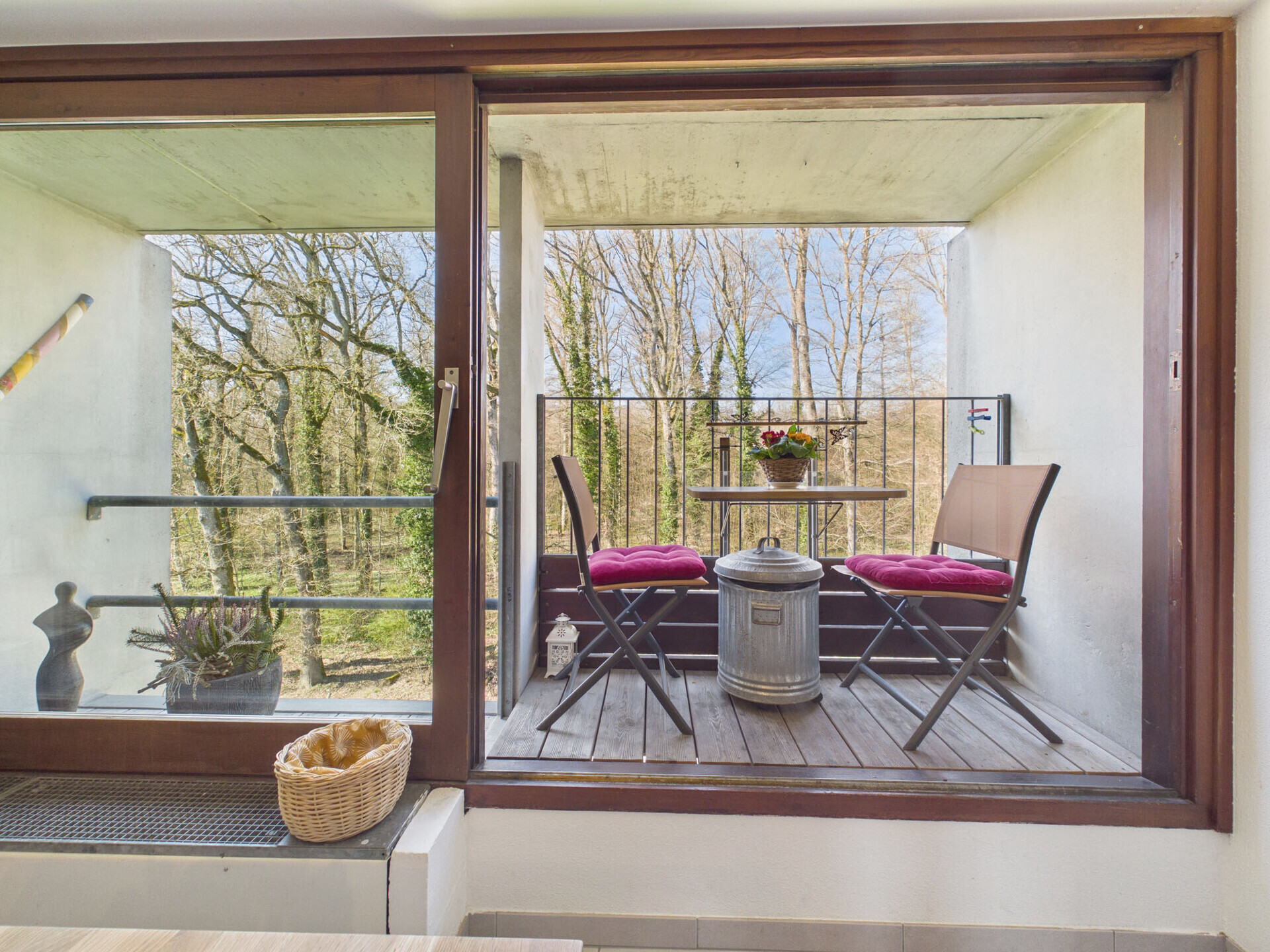 Balkon mit Sitzgruppe im Grünen
