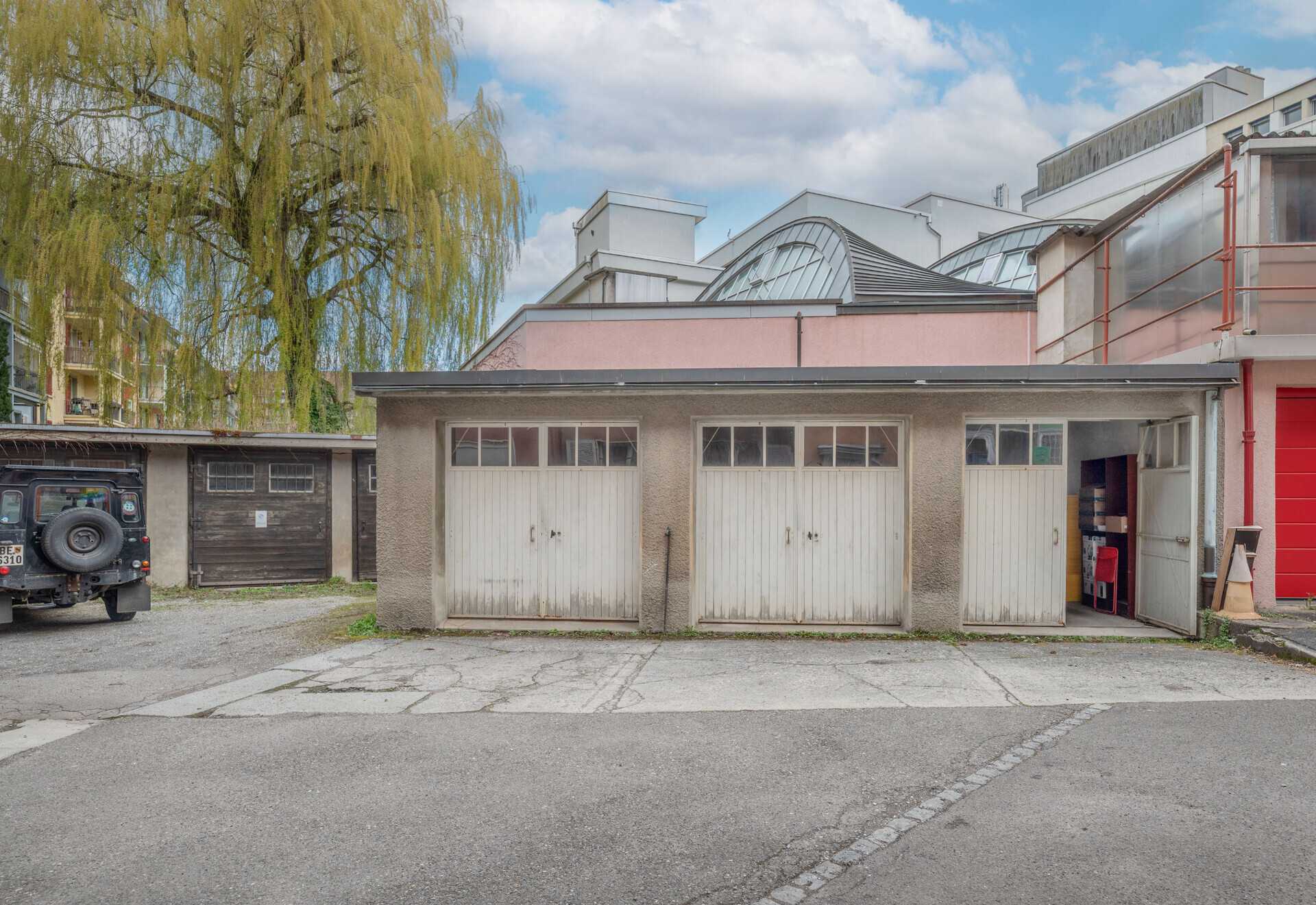 Garagenhof mit Werkstatt- und Garagenzeile