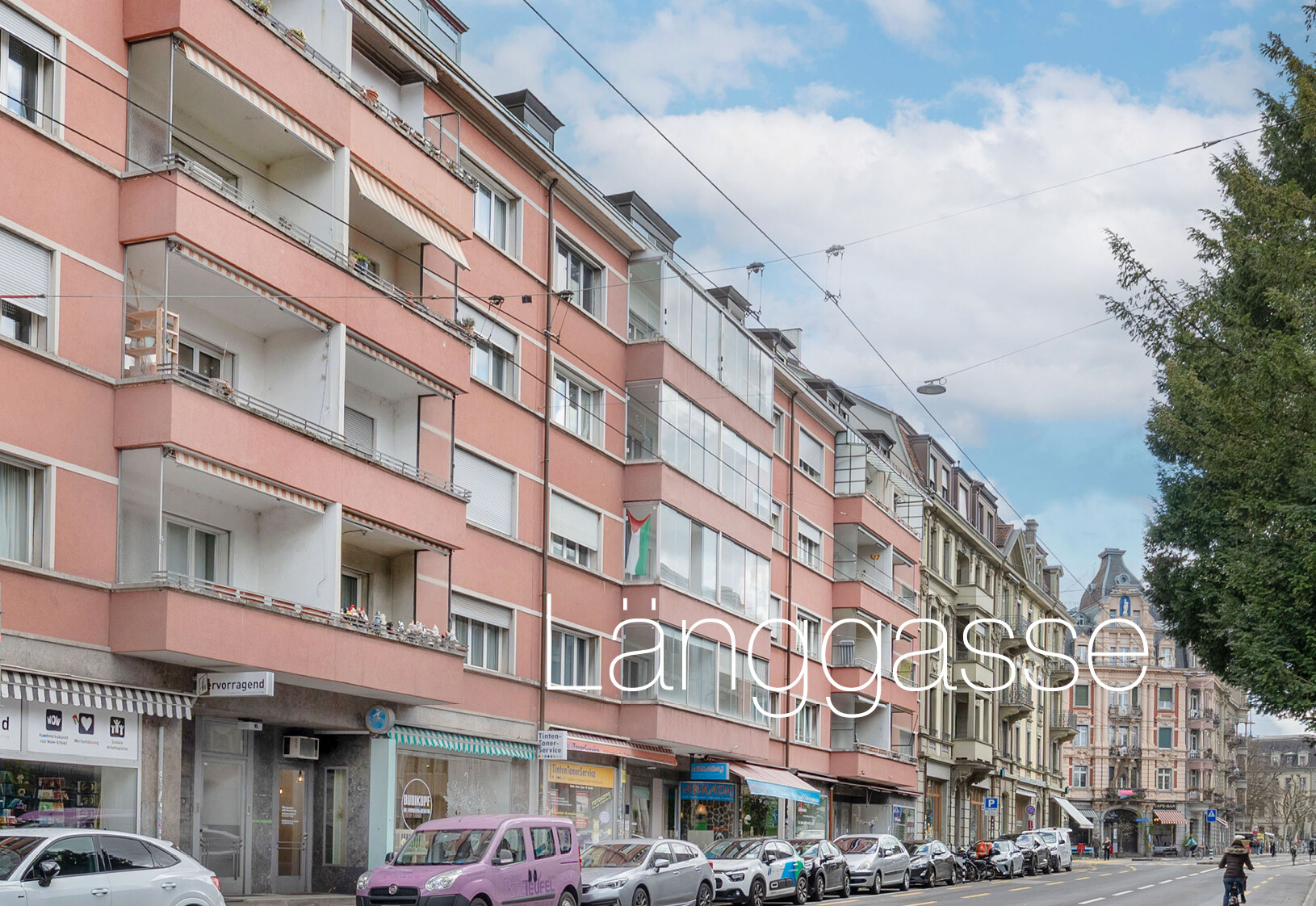 Straßenansicht eines Wohn- und Geschäftshauses in der Stadt