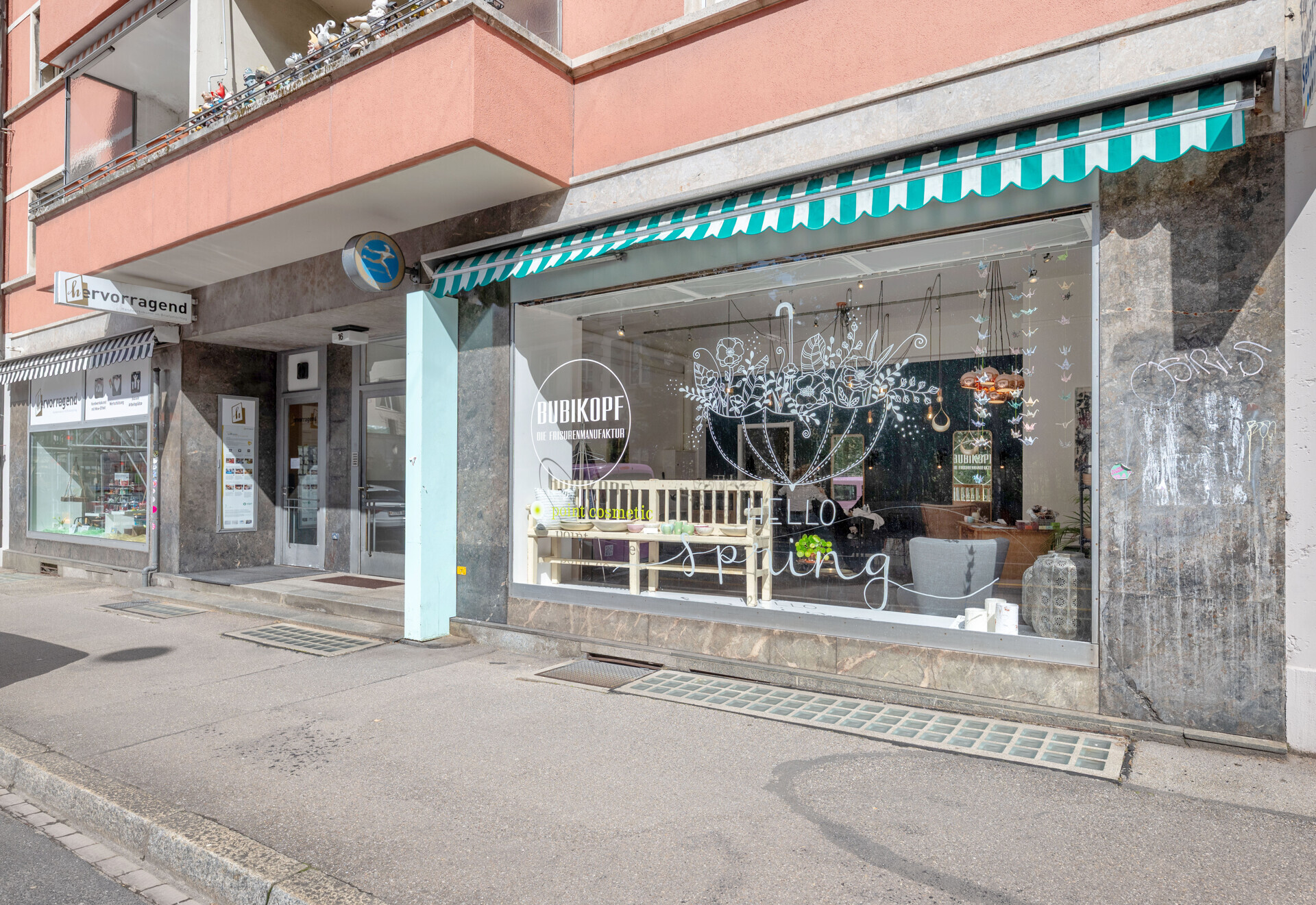 Straßenansicht eines Ladenlokals mit großem Schaufenster