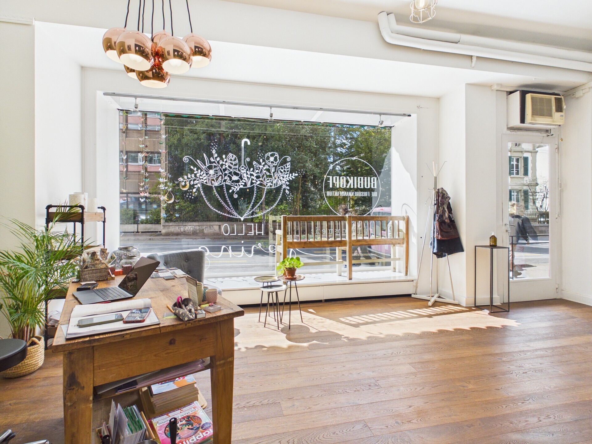 Helles Laden- oder Büroraum-Interieur mit großer Fensterfront