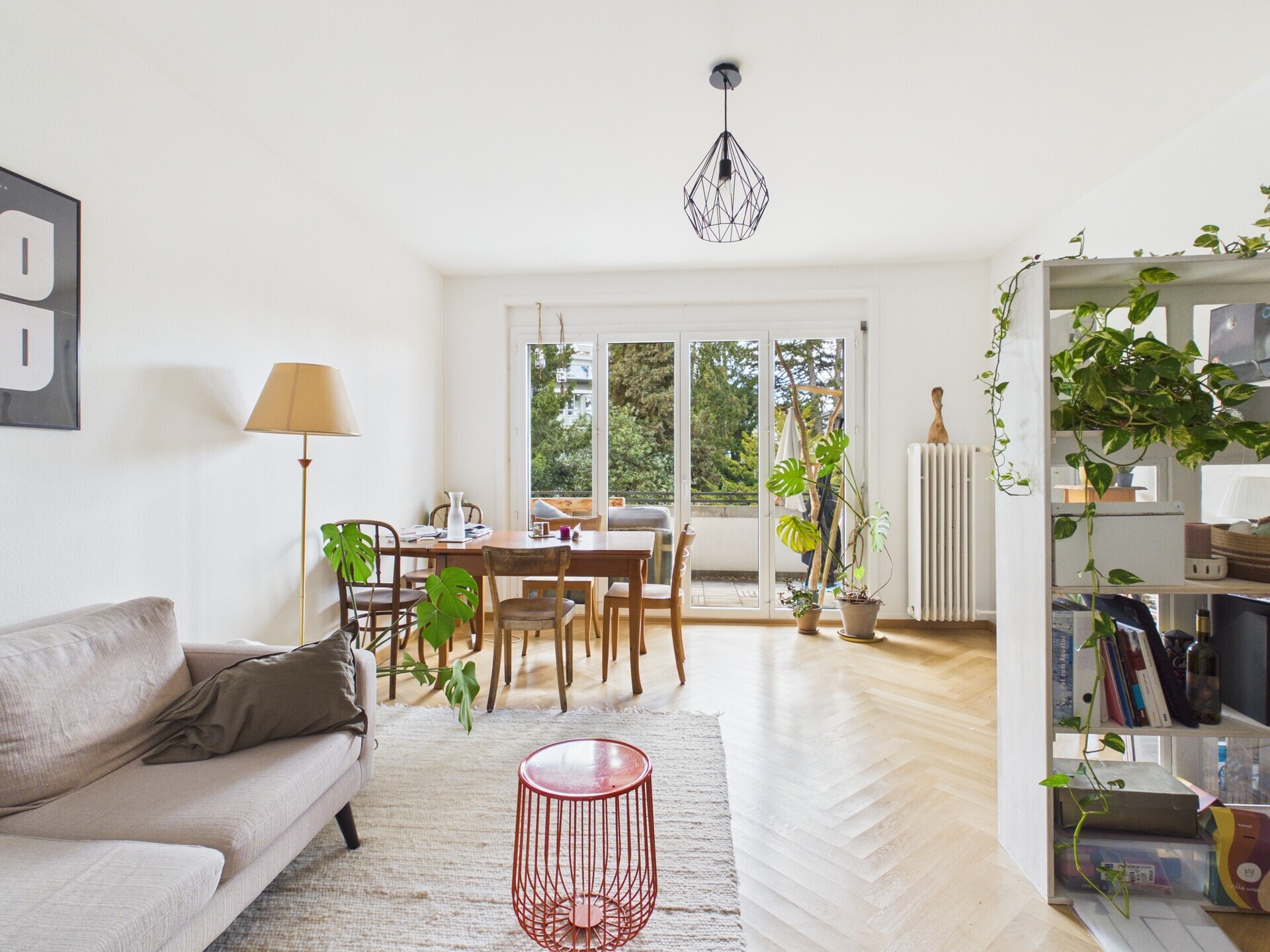 Helles Wohn- und Esszimmer mit Balkonzugang