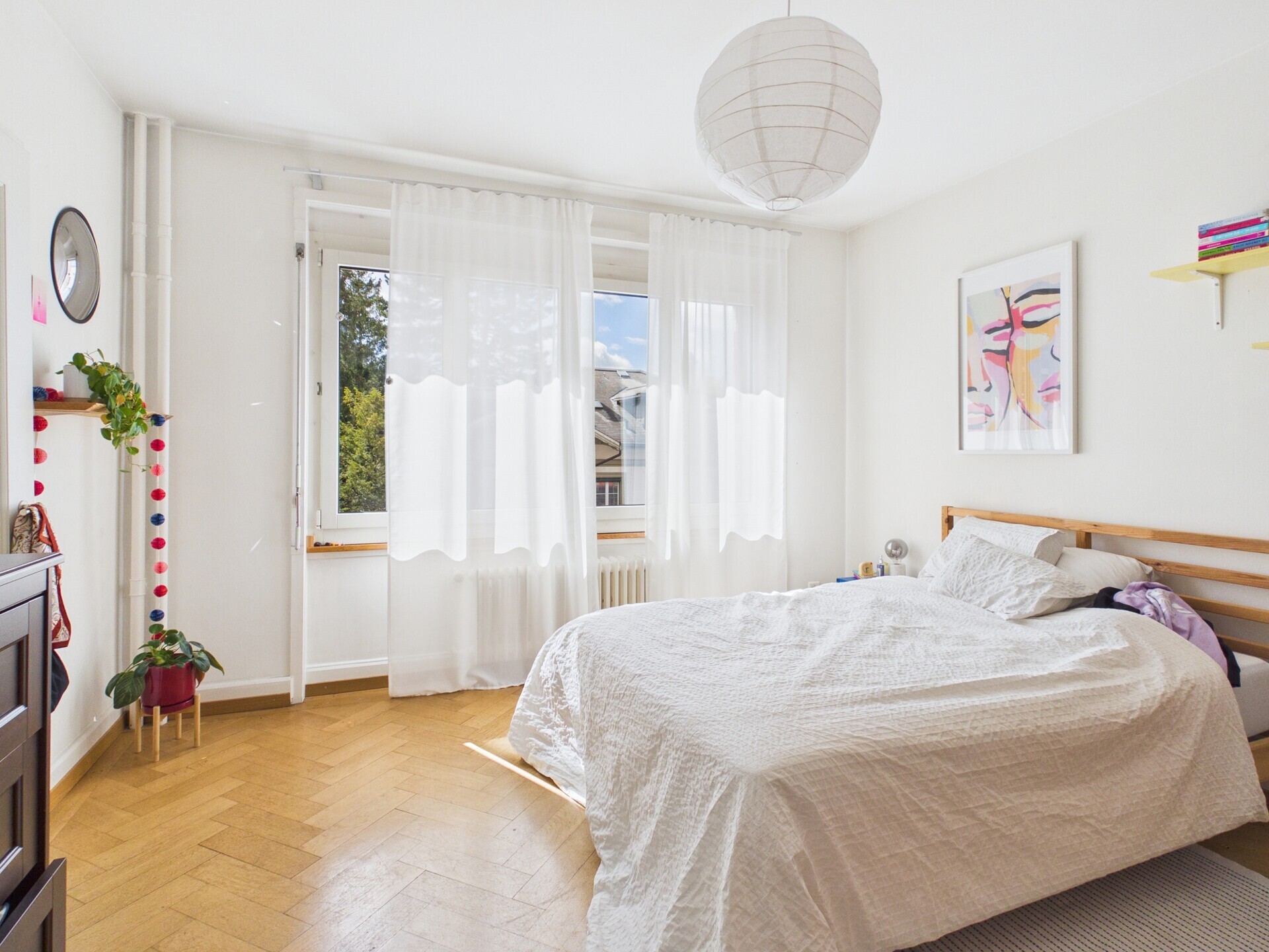 Helles Schlafzimmer mit Doppelbett