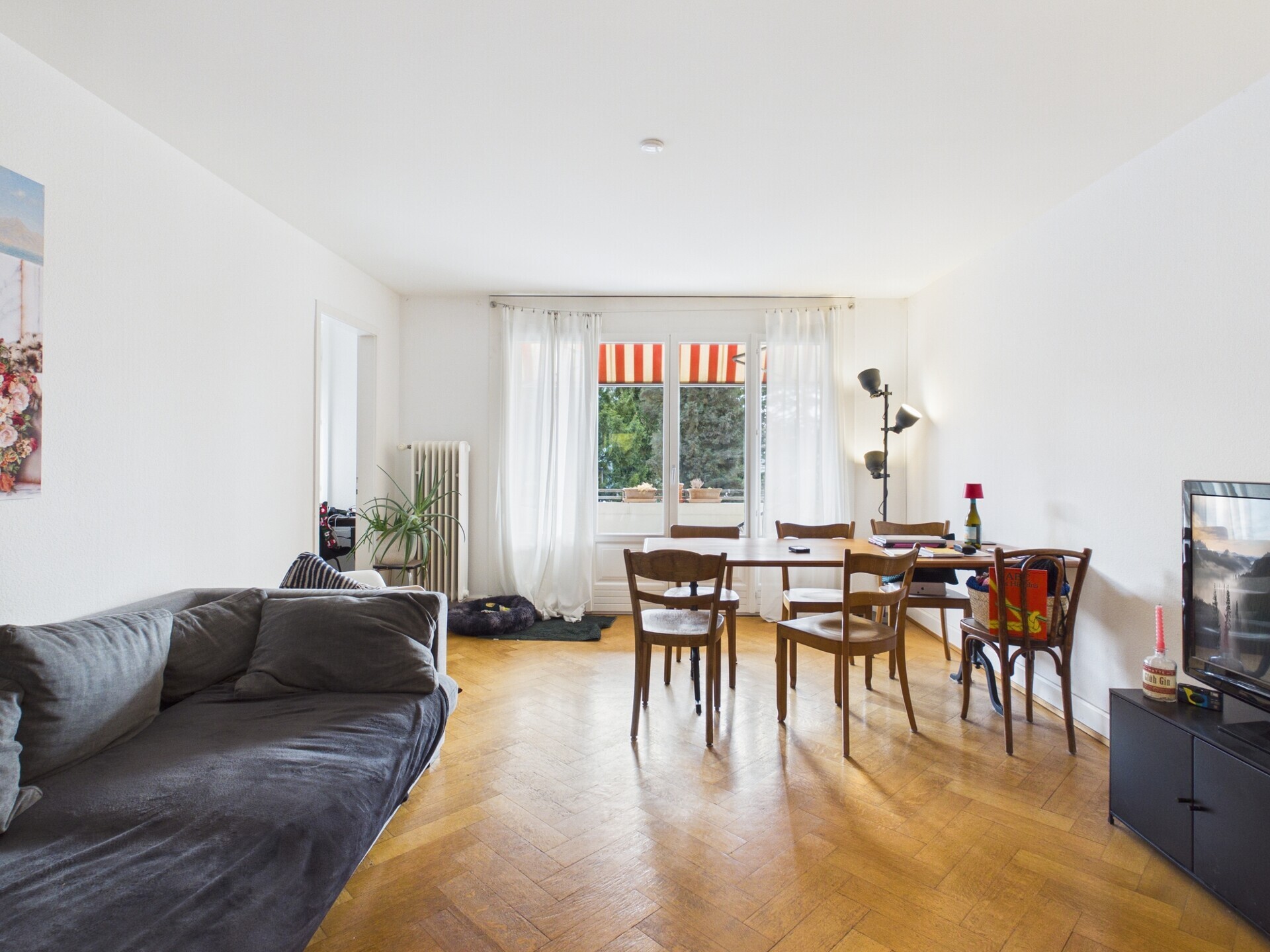 Helles Wohn-Esszimmer mit Balkonblick