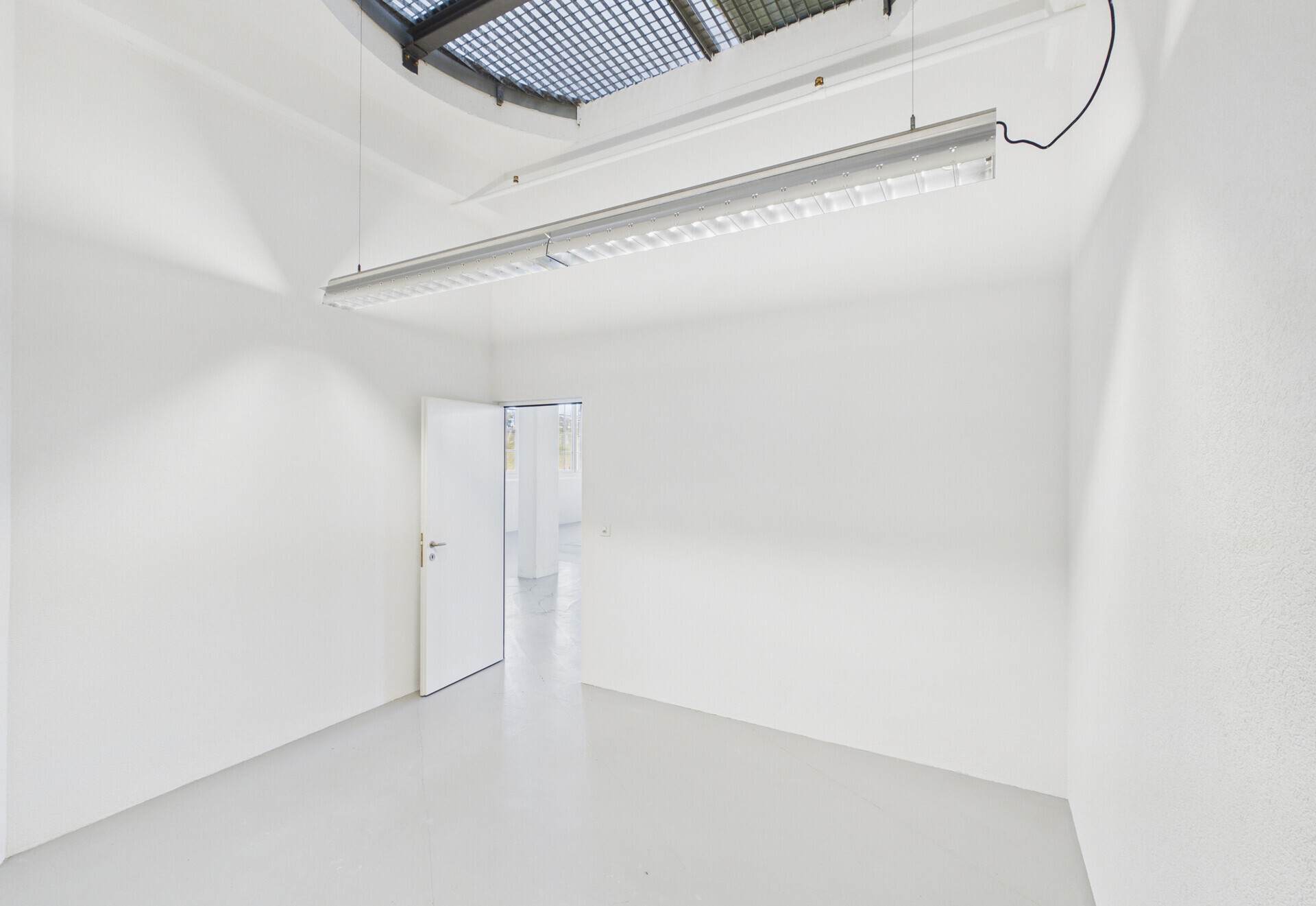 Heller leerer Raum mit hoher Decke