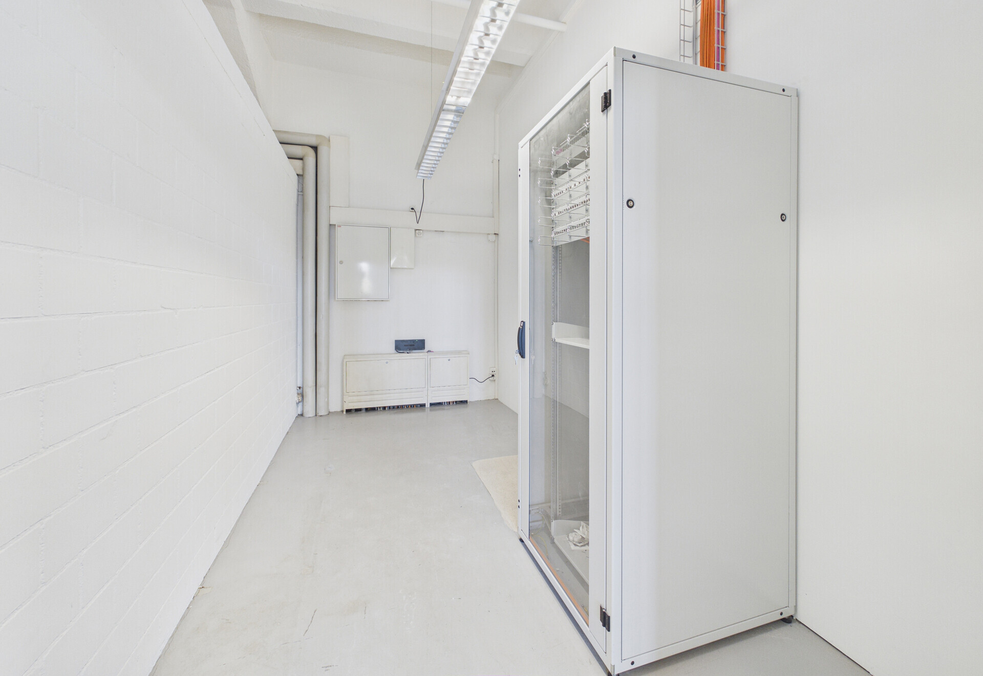 Technikraum mit Schaltschrank