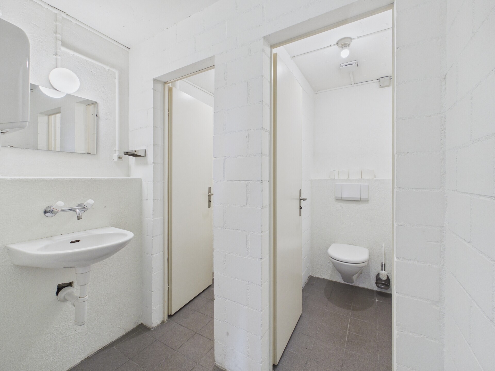 Kleines weißes WC mit Waschbecken