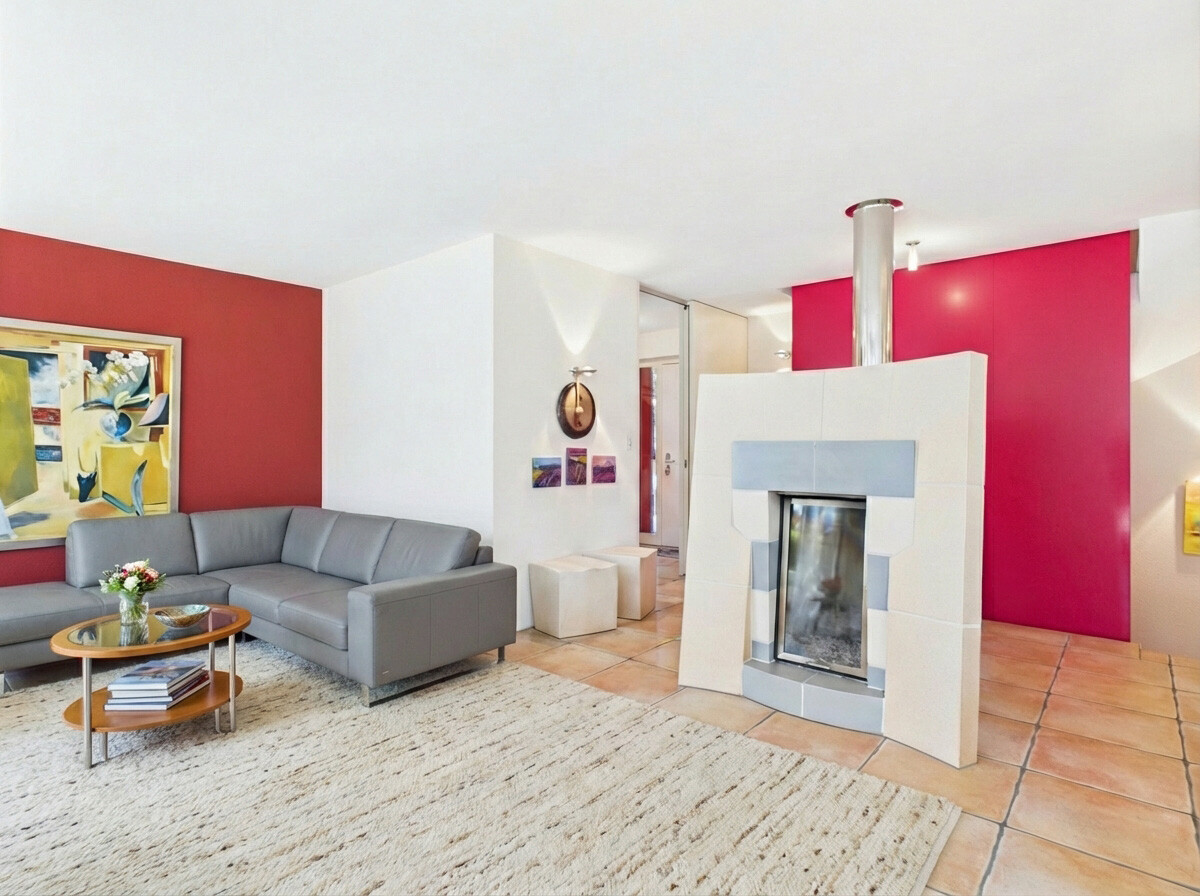 Wohnzimmer mit Kamin und kräftigen Akzentfarben
