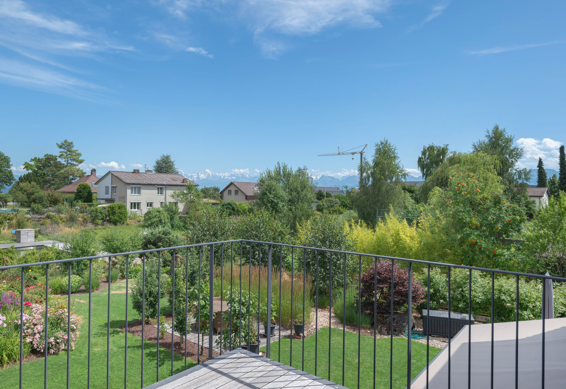 Blick von der Terrasse in den Garten mit Bergpanorama