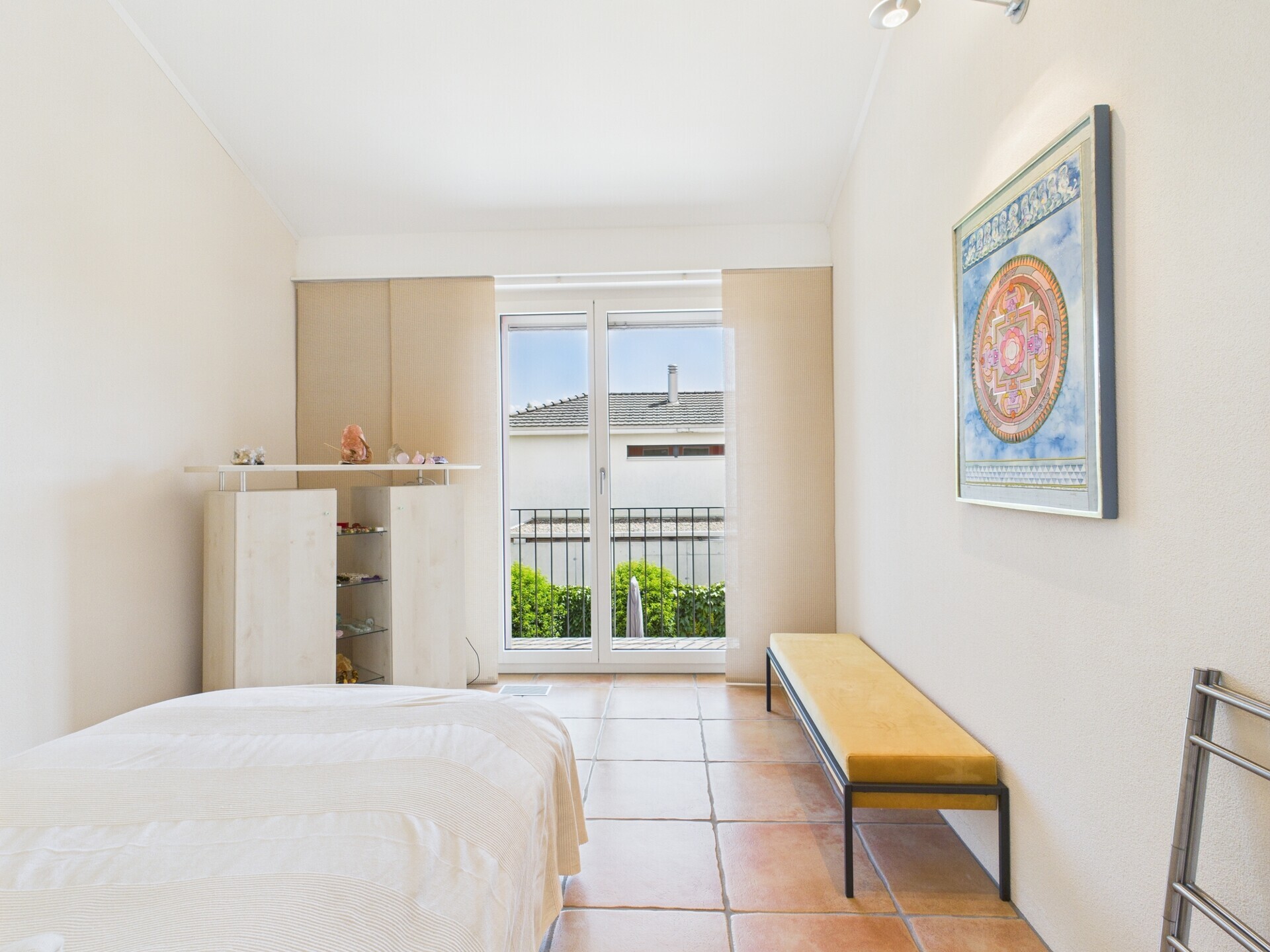 Helles Schlafzimmer mit Balkonzugang