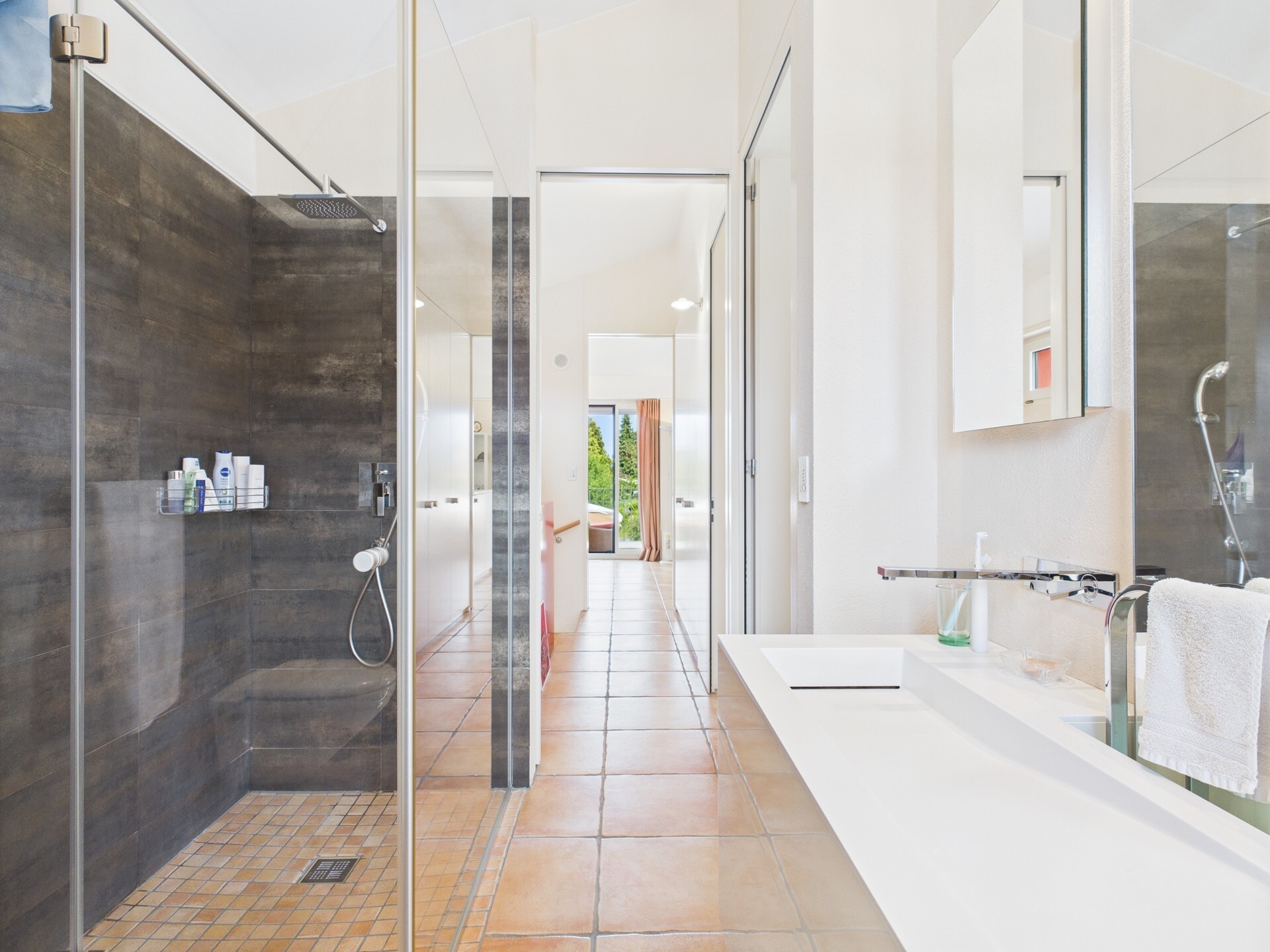 Modernes Badezimmer mit begehbarer Dusche und Waschtisch