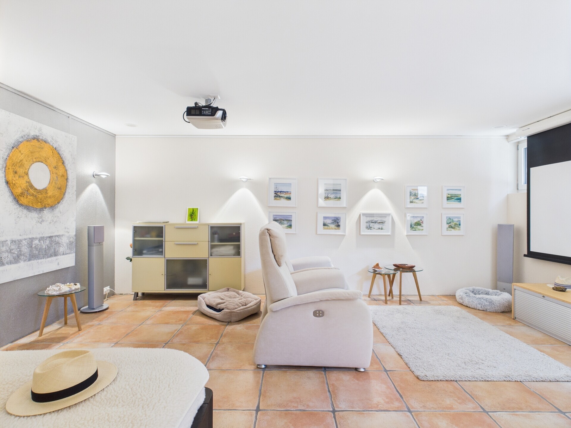 Heller Wohnraum mit Heimkino und Sesseln