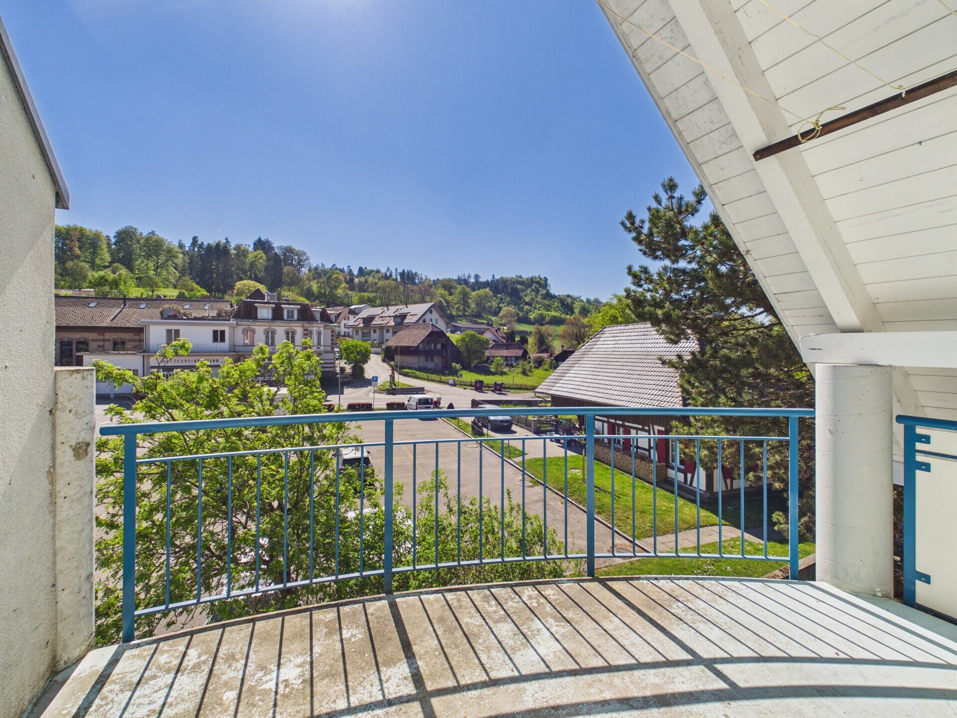 Balkon mit Berg- und Ortsblick