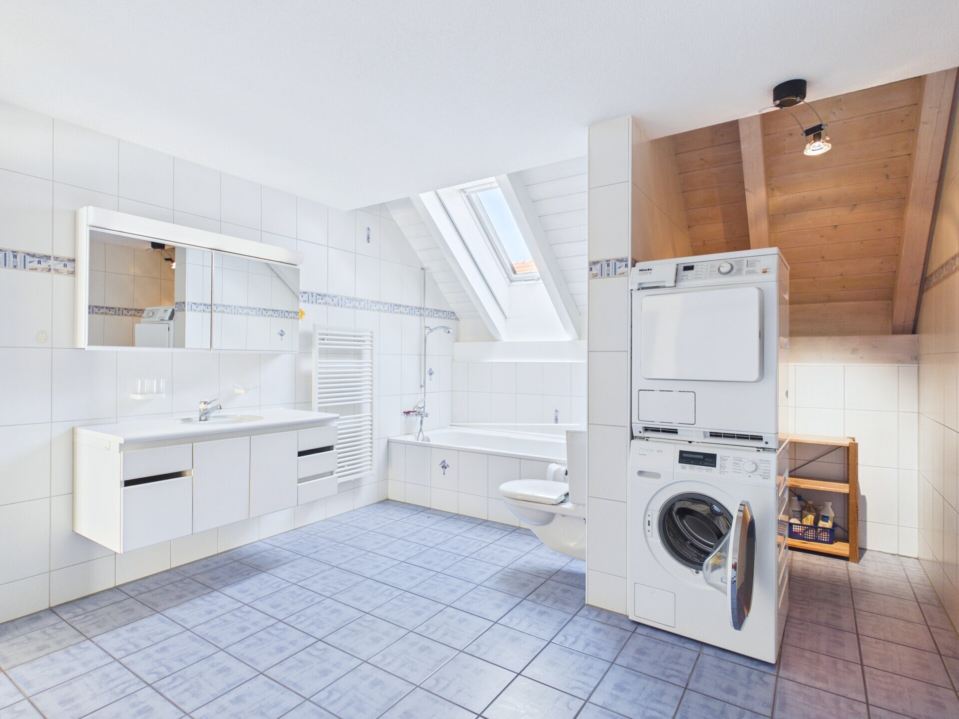 Badezimmer mit Dachschräge und Hauswirtschaftsbereich