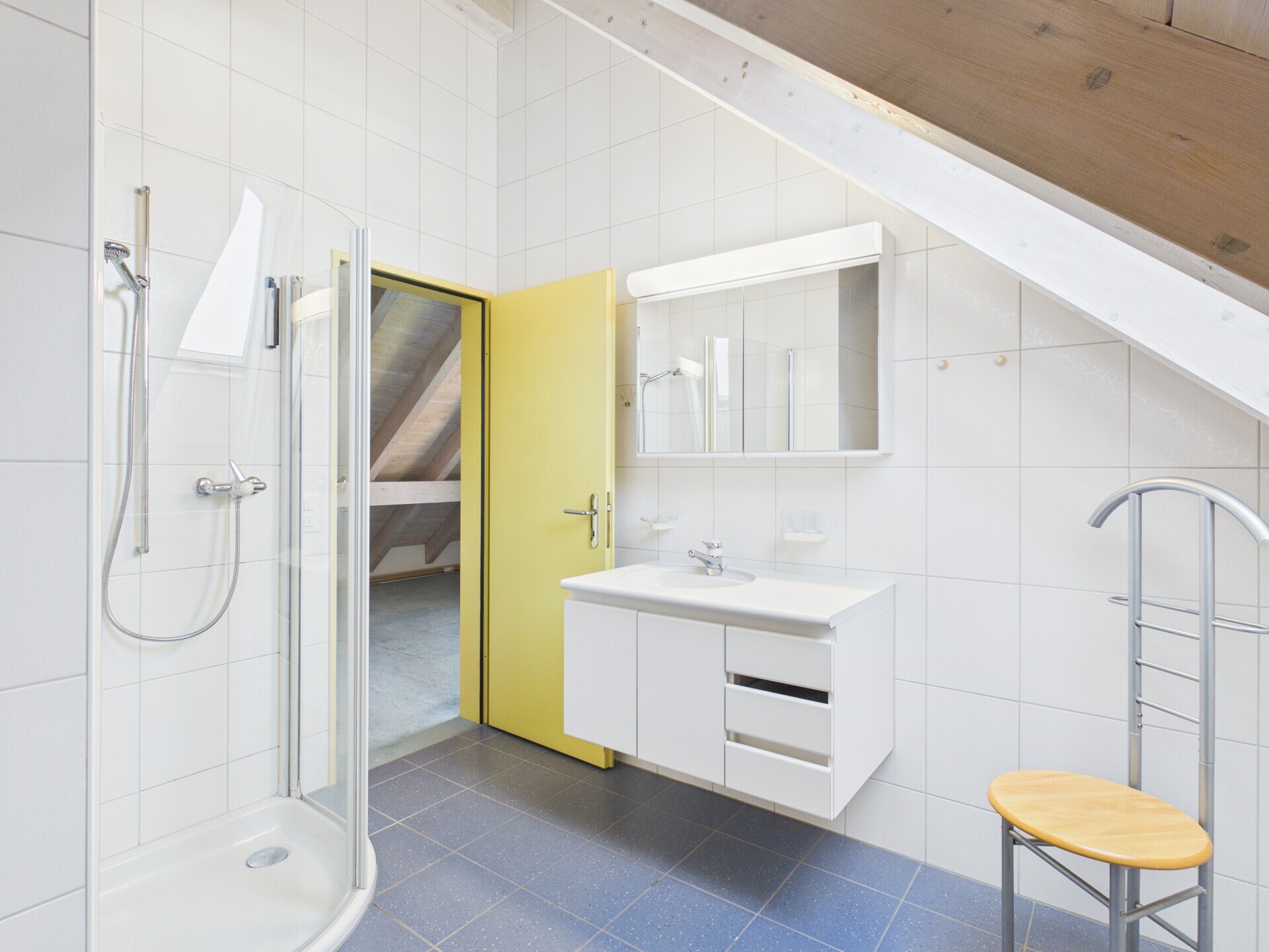 Helles Dachgeschossbad mit Dusche und Waschtisch