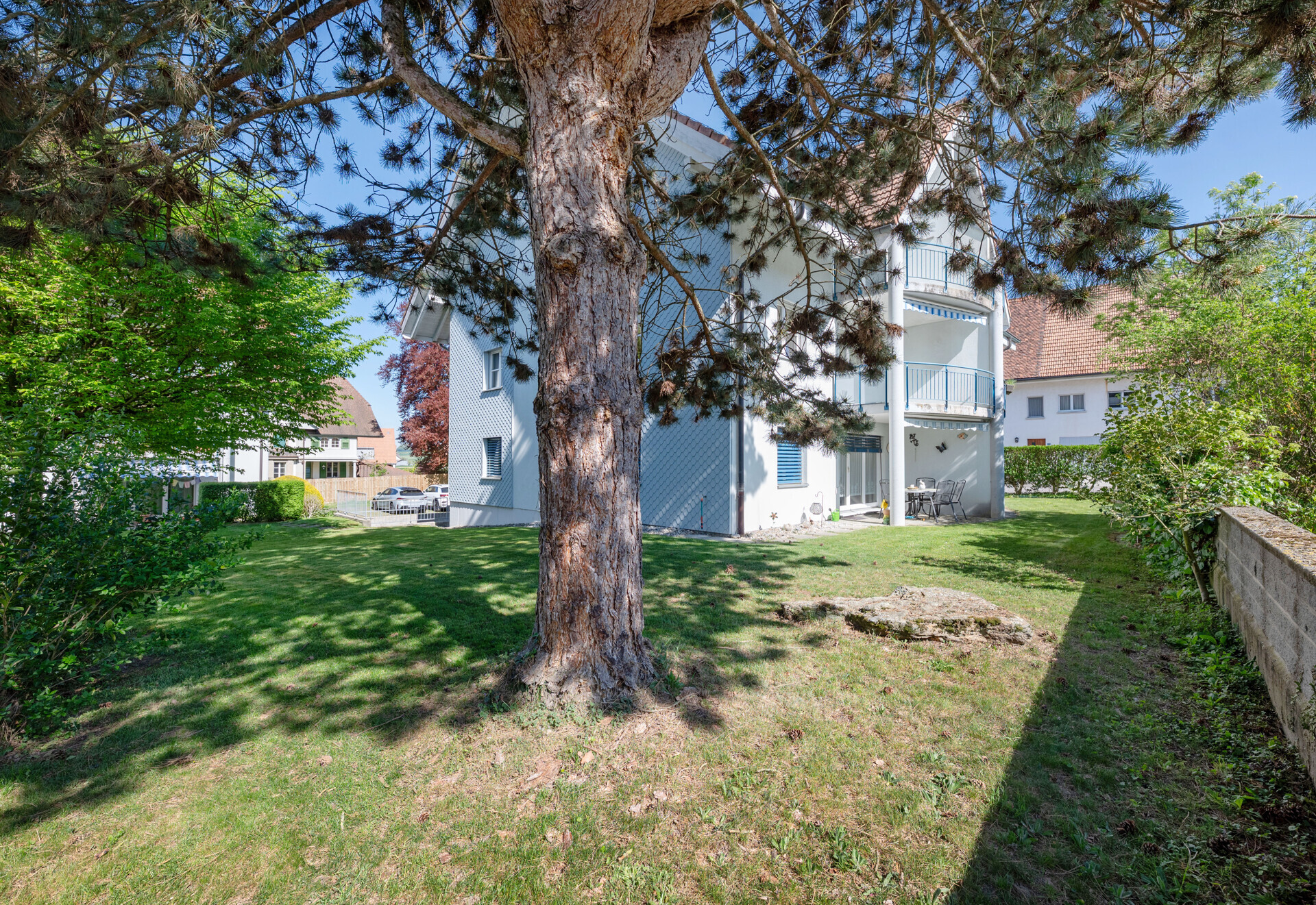 Großer Garten mit Wohnhaus und Terrasse