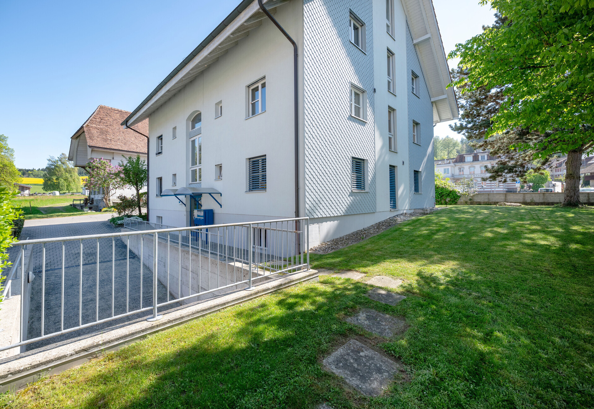 Außenansicht eines Wohngebäudes mit Garten