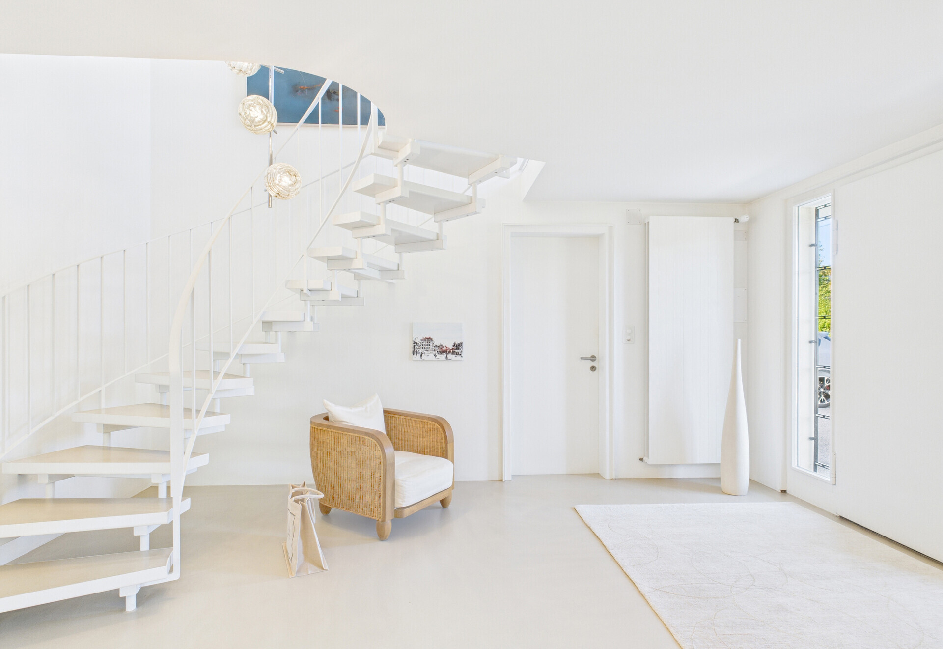 Heller Wohnraum mit offener Wendeltreppe