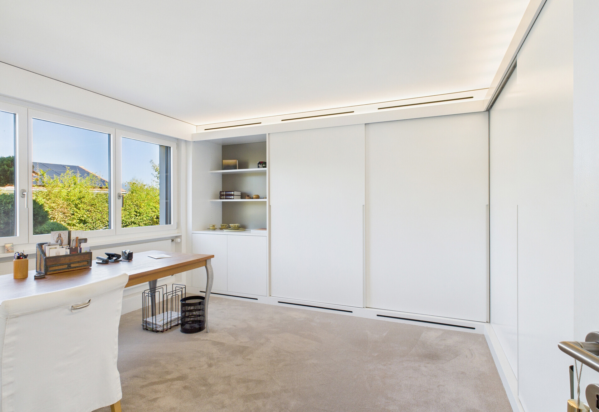 Helles Arbeitszimmer mit Einbauschränken