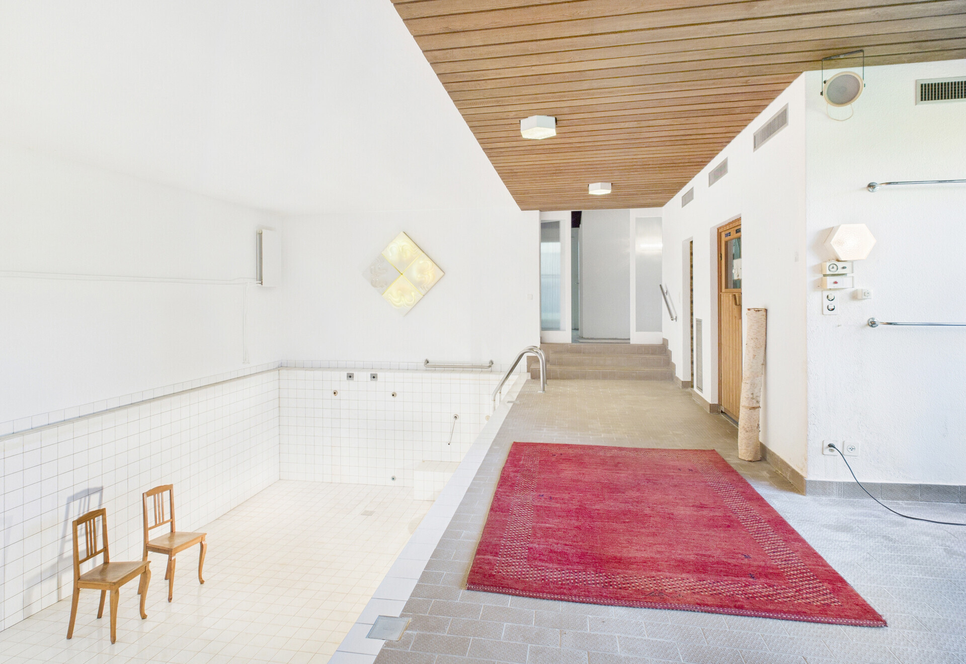 Innenpoolbereich mit Galerie und Treppe