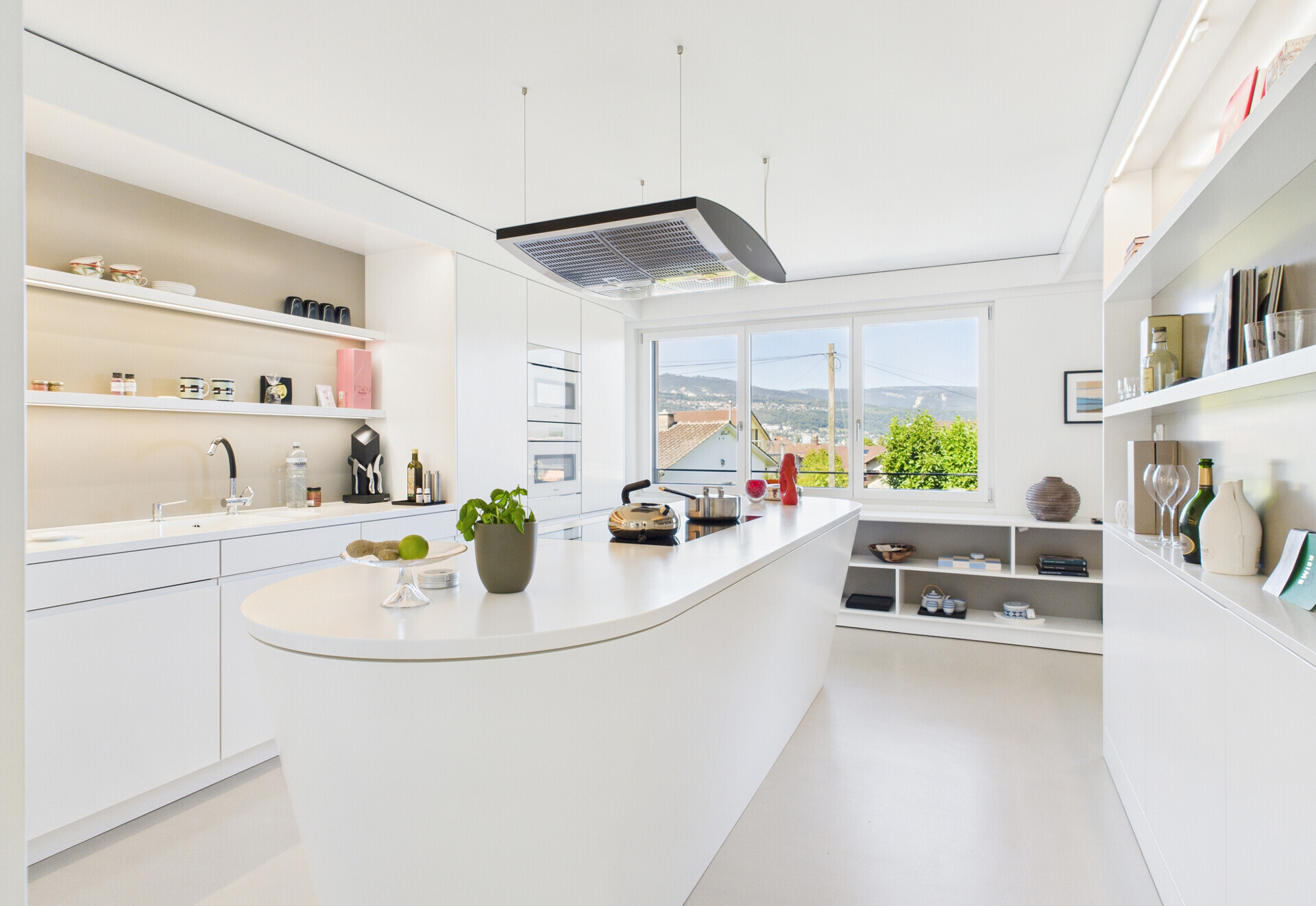 Moderne weiße Küche mit Insel