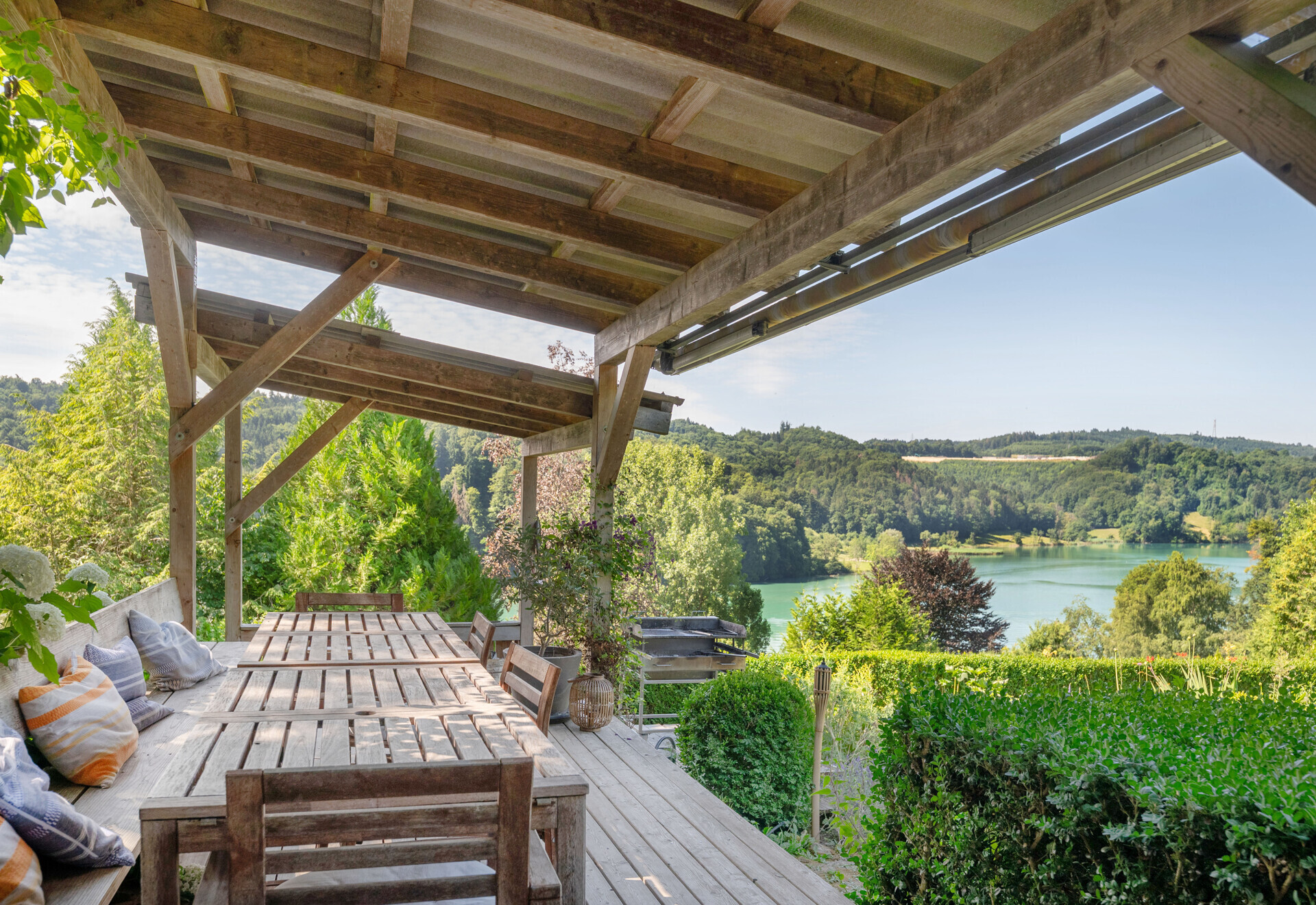 Überdachte Holzterrasse mit Seeblick