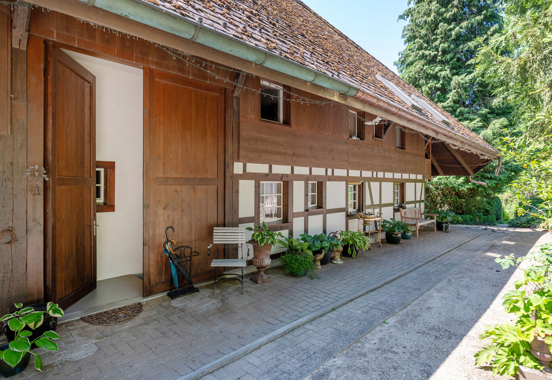 Historische Fachwerkfassade mit Gartenweg