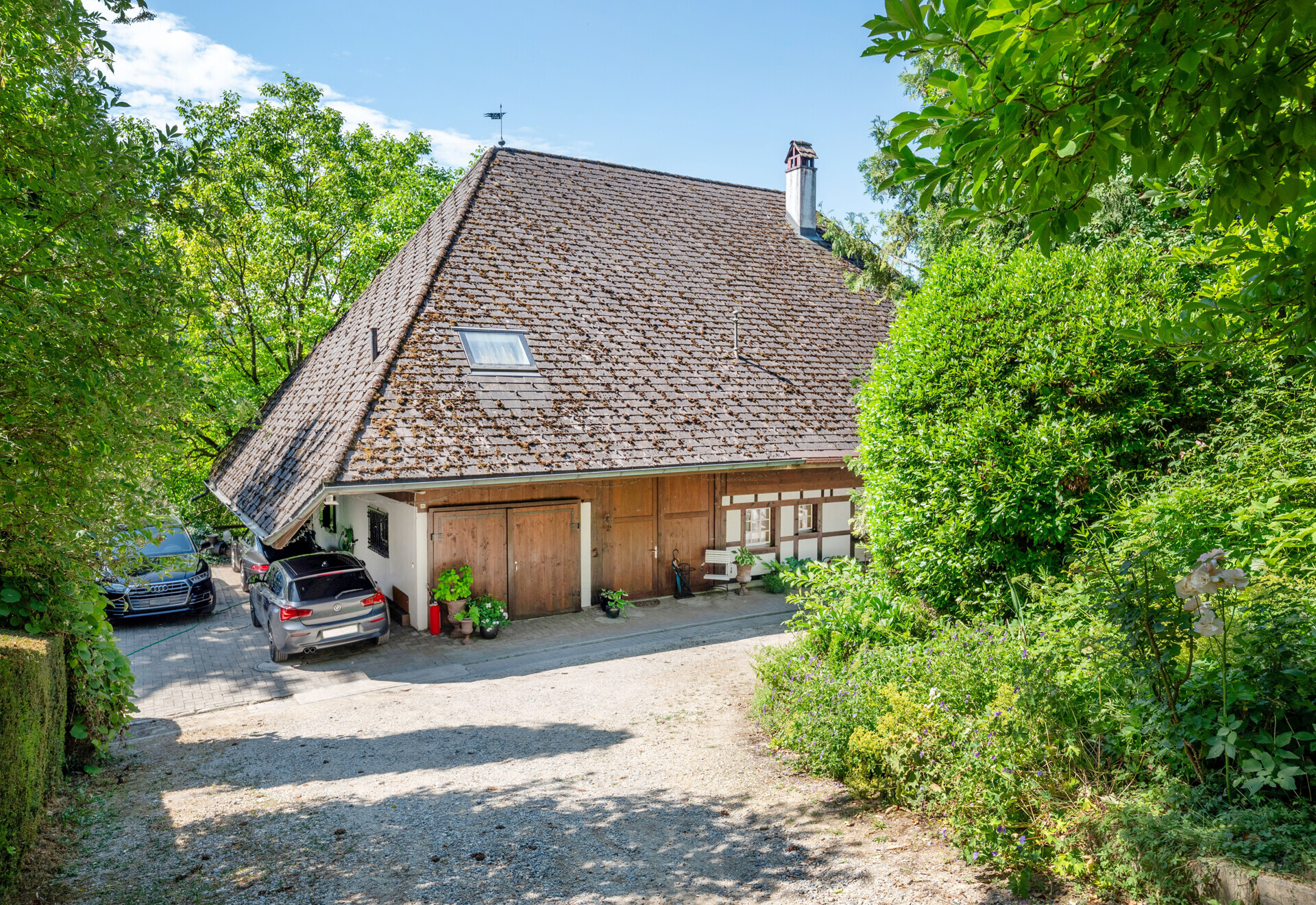 Traditionelles Haus mit großem Steildach und Einfahrt