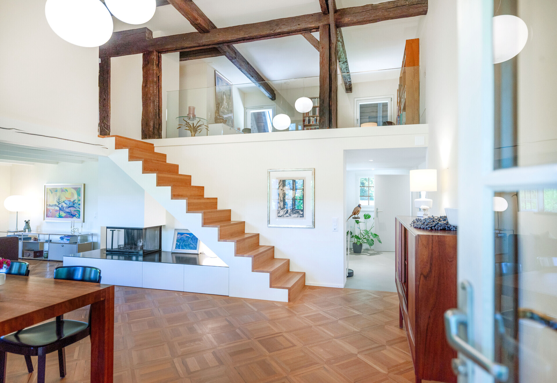 Heller Wohnraum mit offener Galerie und Holztreppe