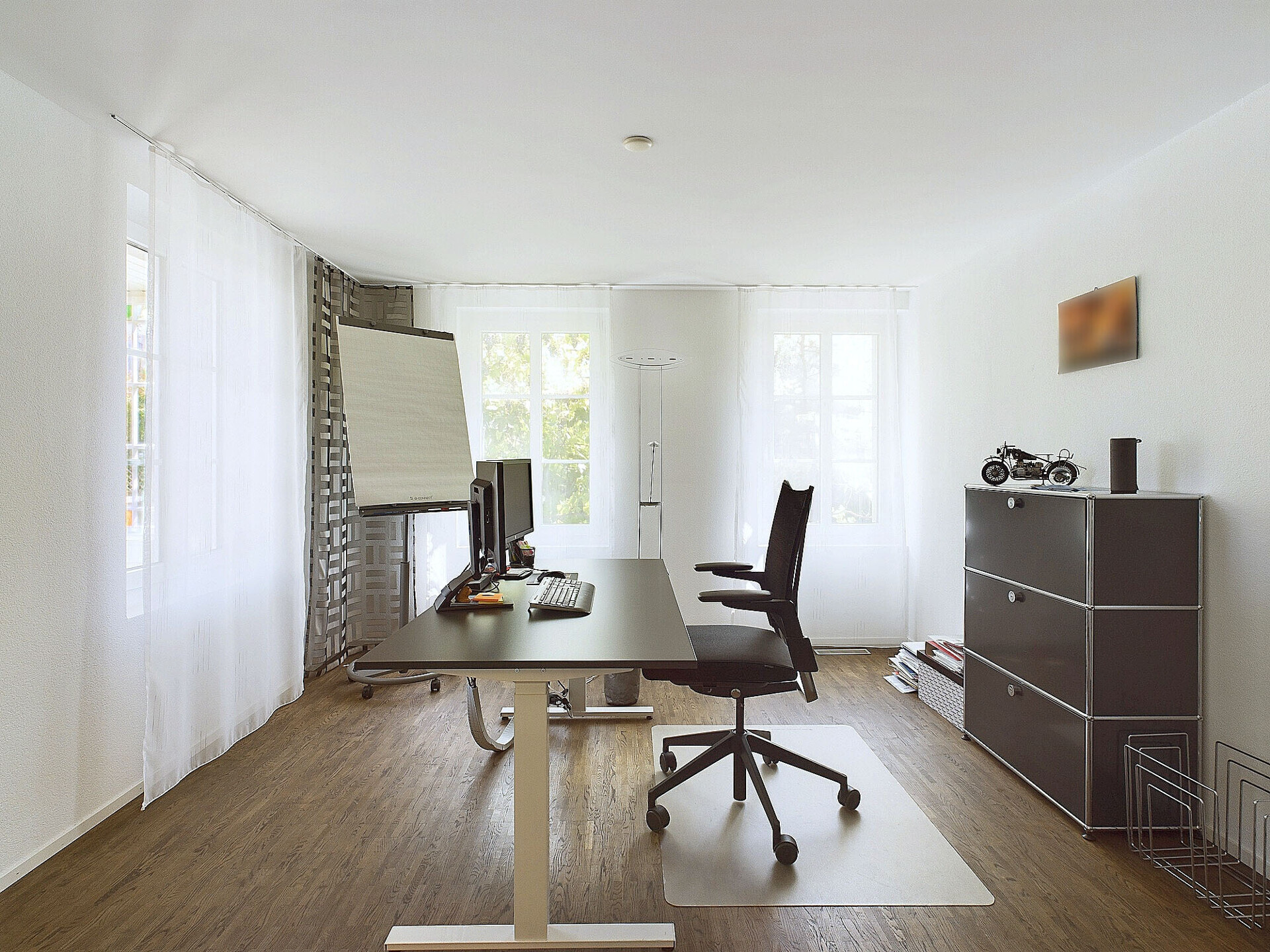 Helles Arbeitszimmer mit Schreibtisch