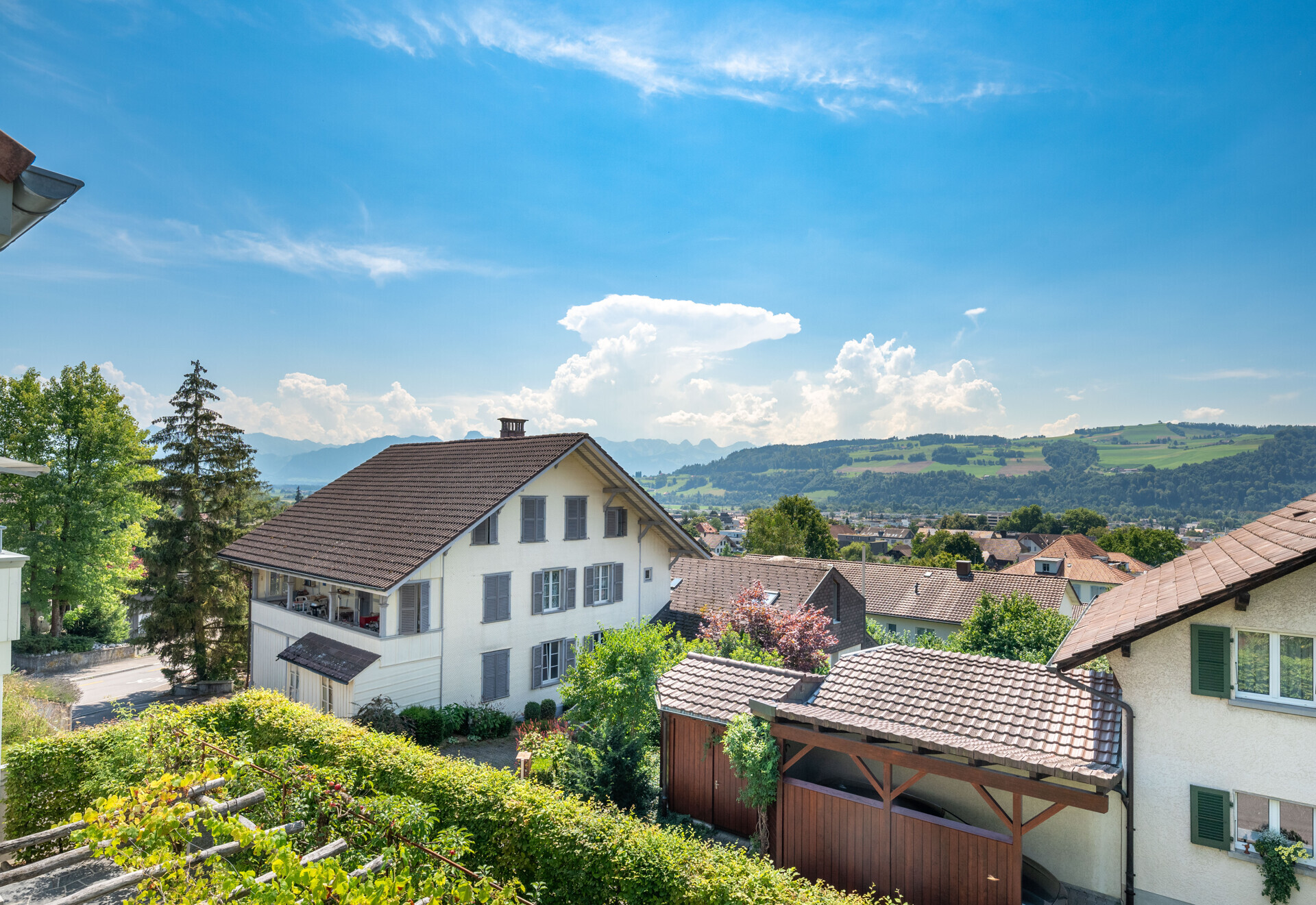 Blick über Wohnhäuser ins Tal