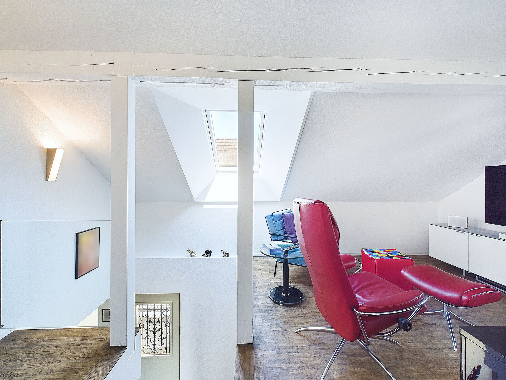 Modernes Dachgeschoss-Wohnzimmer mit Galerie